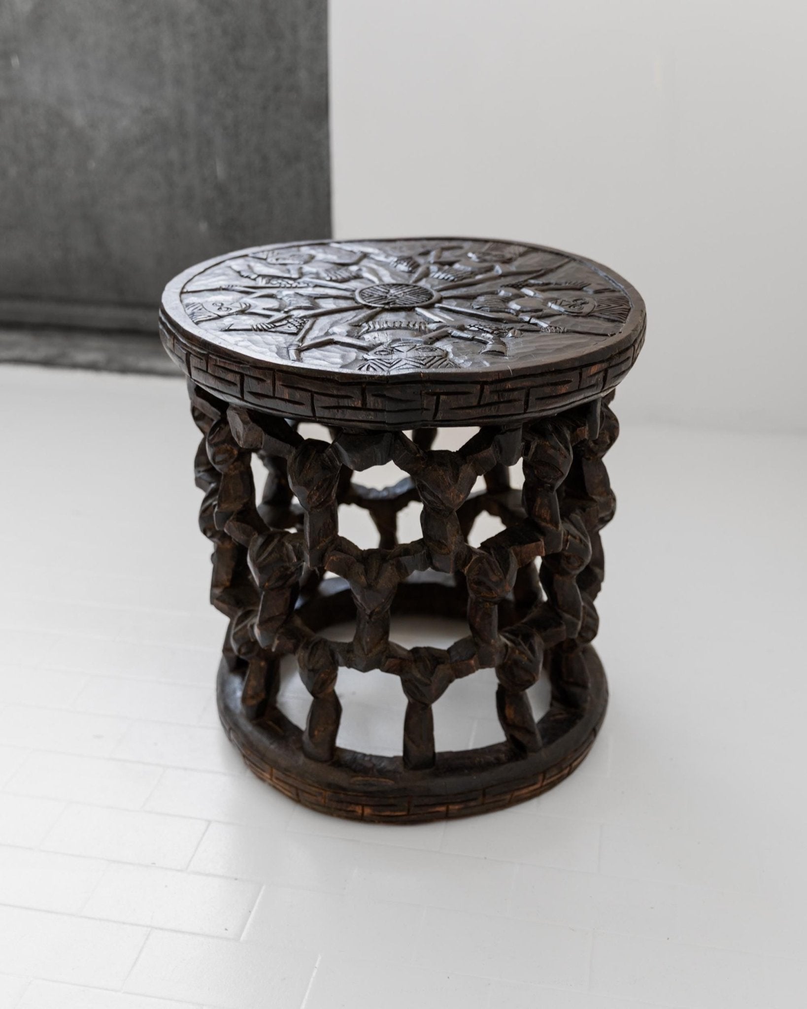 Vintage Bamileke Hocker aus Kamerun, handgeschnitzt mit Spinnenmotiv