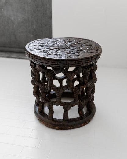 Vintage Bamileke Hocker aus Kamerun, handgeschnitzt mit Spinnenmotiv