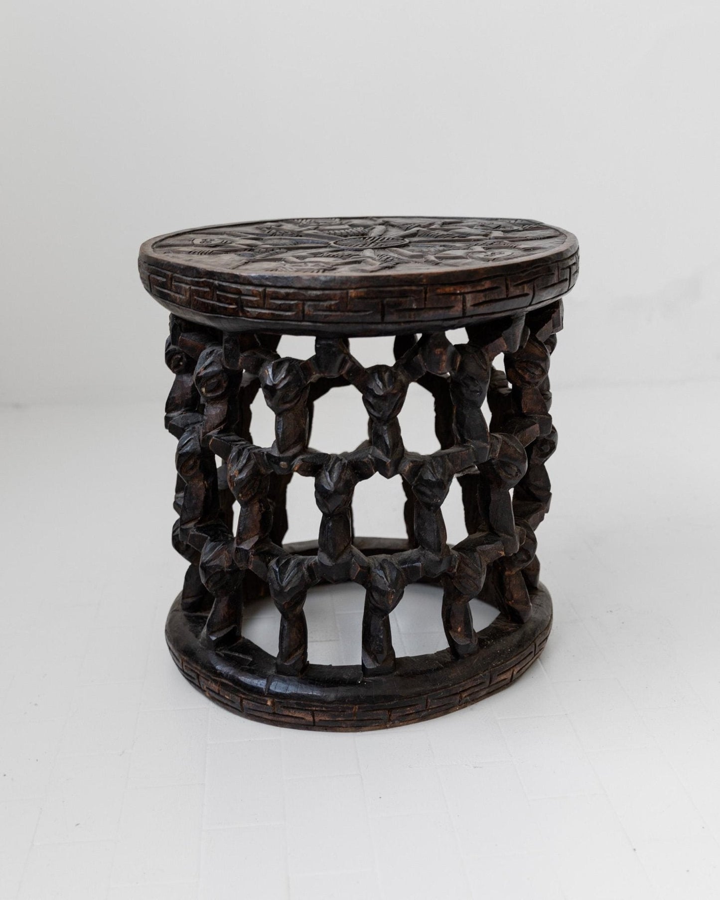 Vintage Bamileke Hocker aus Kamerun, handgeschnitzt mit Spinnenmotiv