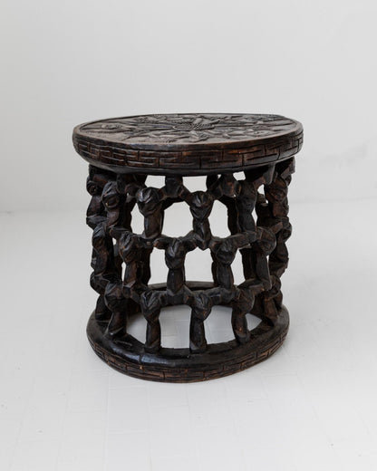 Vintage Bamileke Hocker aus Kamerun, handgeschnitzt mit Spinnenmotiv