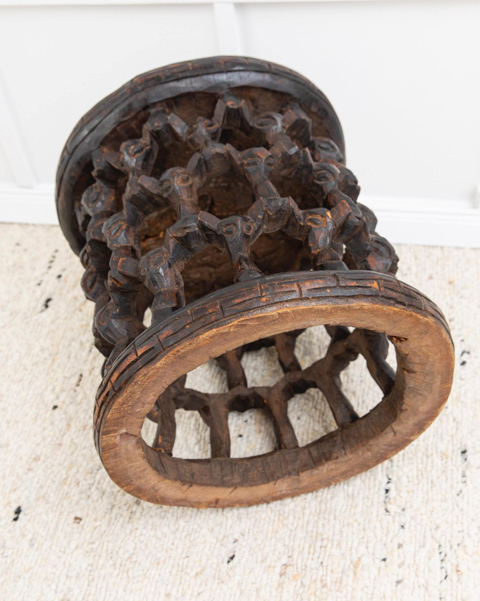 Vintage Bamileke Hocker aus Kamerun, handgeschnitzt mit Spinnenmotiv