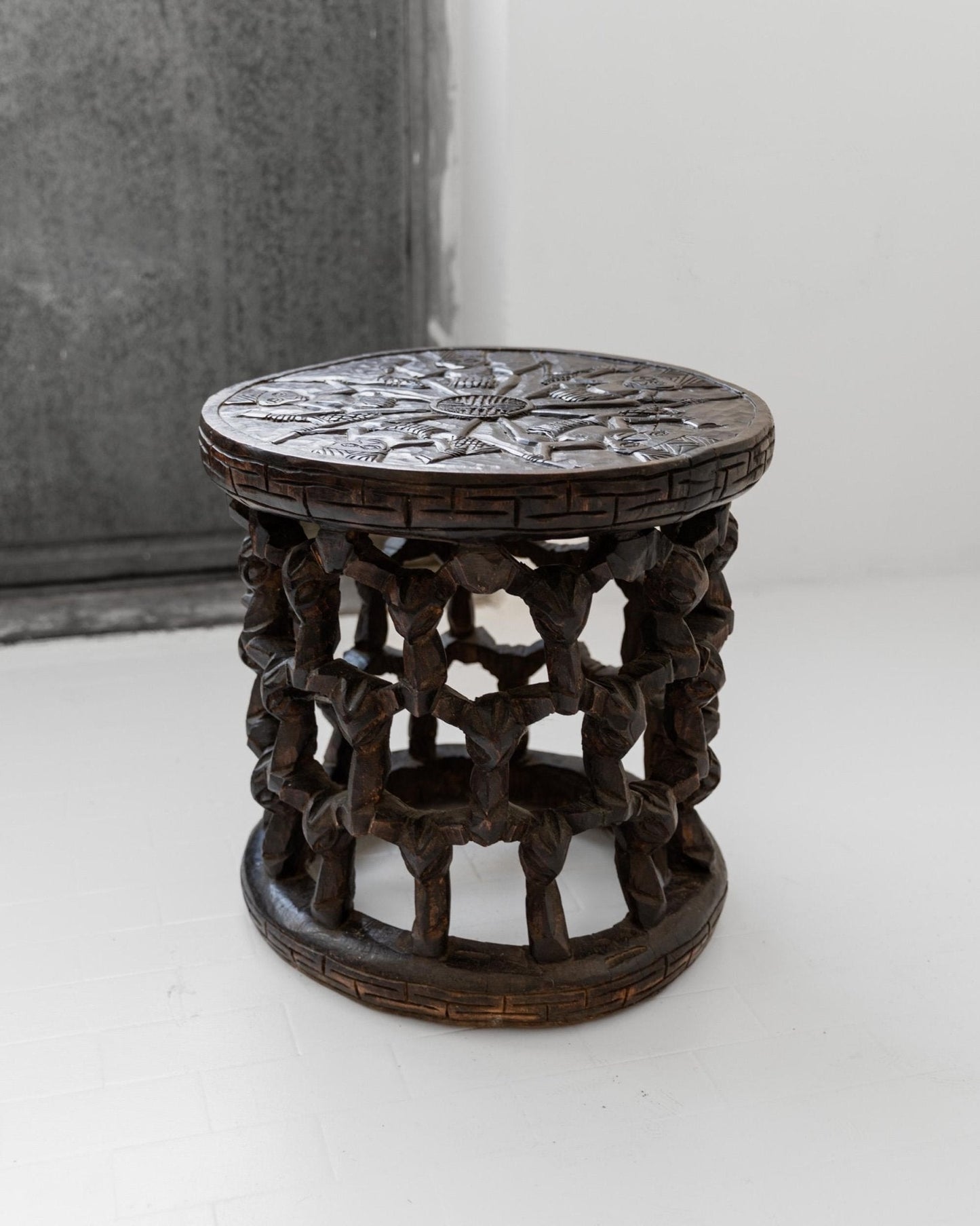 Vintage Bamileke Hocker aus Kamerun, handgeschnitzt mit Spinnenmotiv