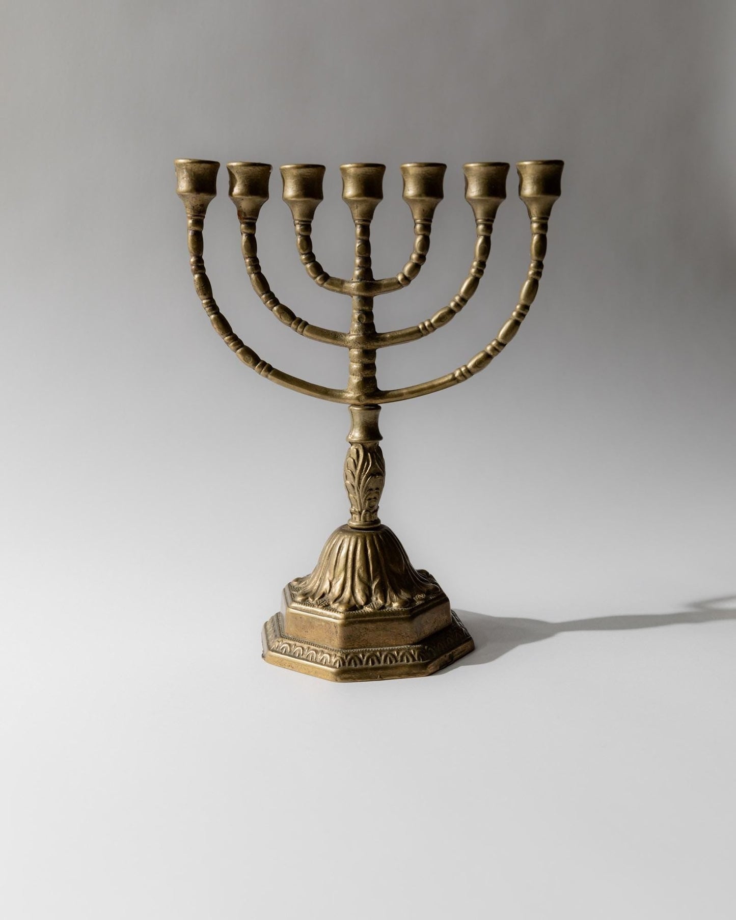 Vintage Kerzenhalter Seven-arm Menorah mit Ornamenten Judaica Tischdeko
