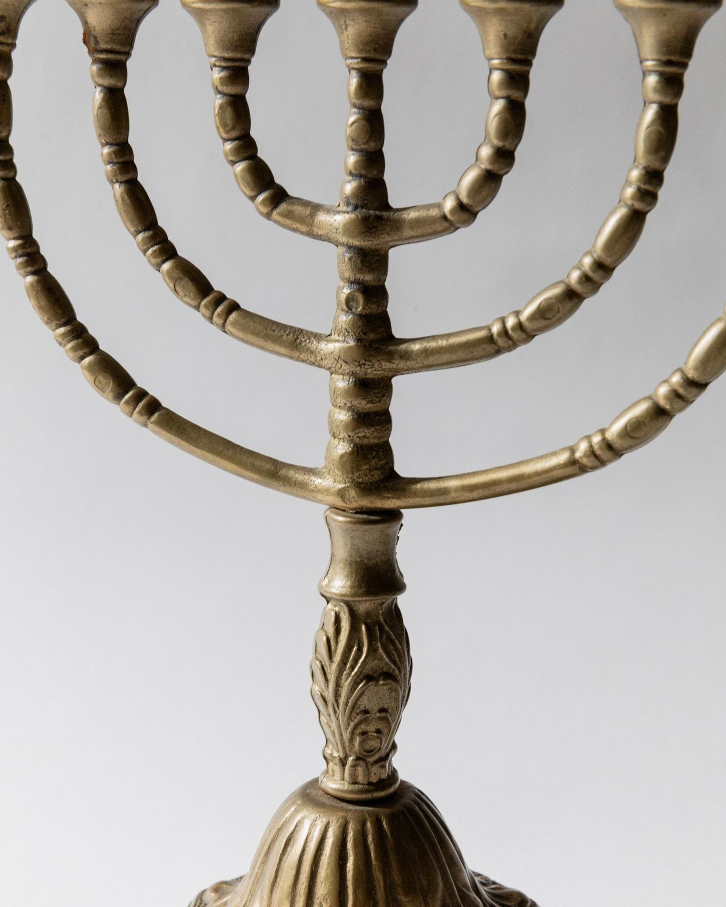 Vintage Kerzenhalter Seven-arm Menorah mit Ornamenten Judaica Tischdeko