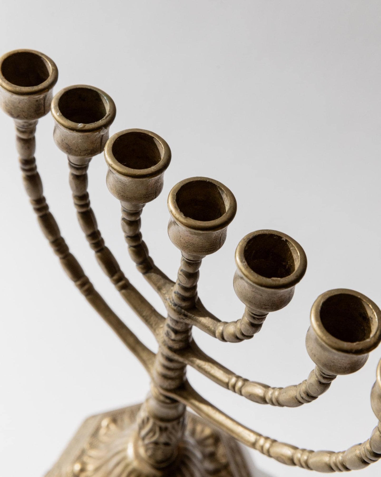 Vintage Kerzenhalter Seven-arm Menorah mit Ornamenten Judaica Tischdeko