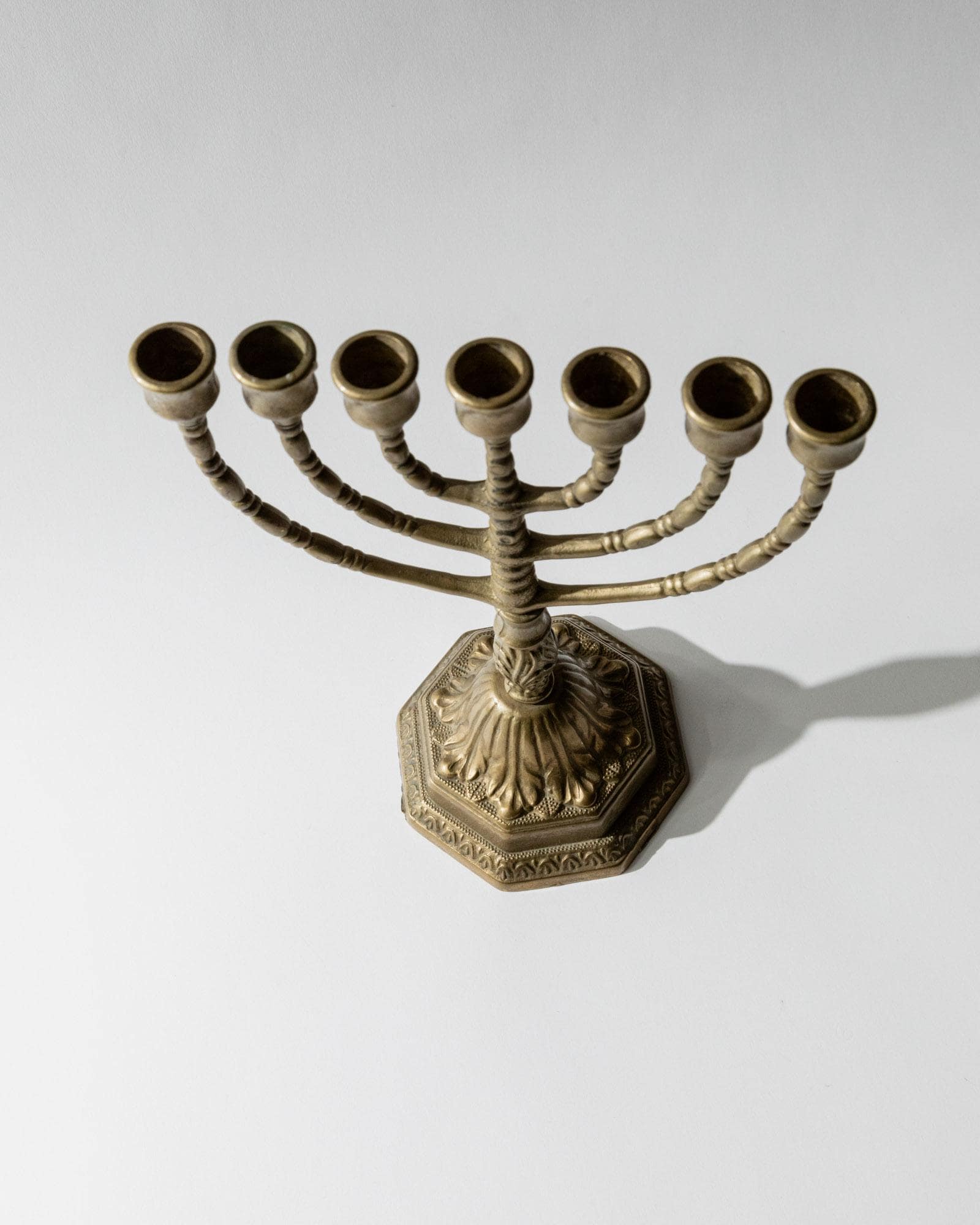 Vintage Kerzenhalter Seven-arm Menorah mit Ornamenten Judaica Tischdeko