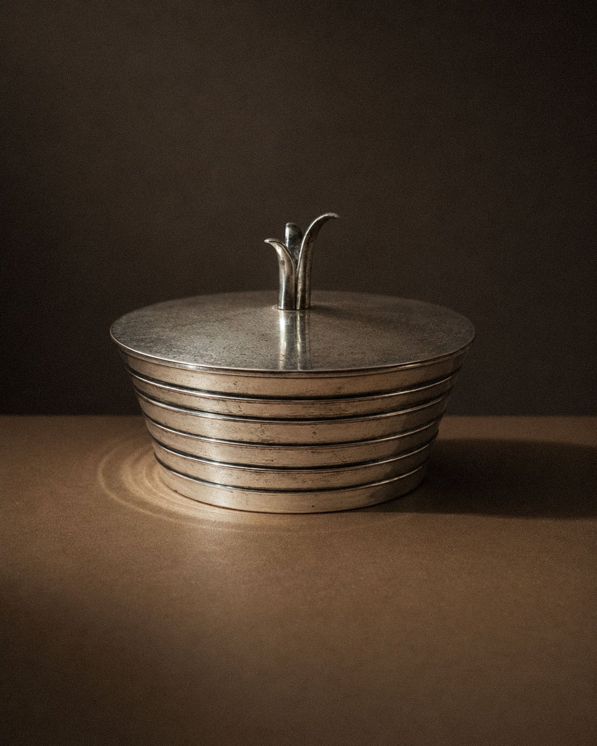 Vintage versilberte Deckelschale mit abstraktem Blattgriff, 1950er