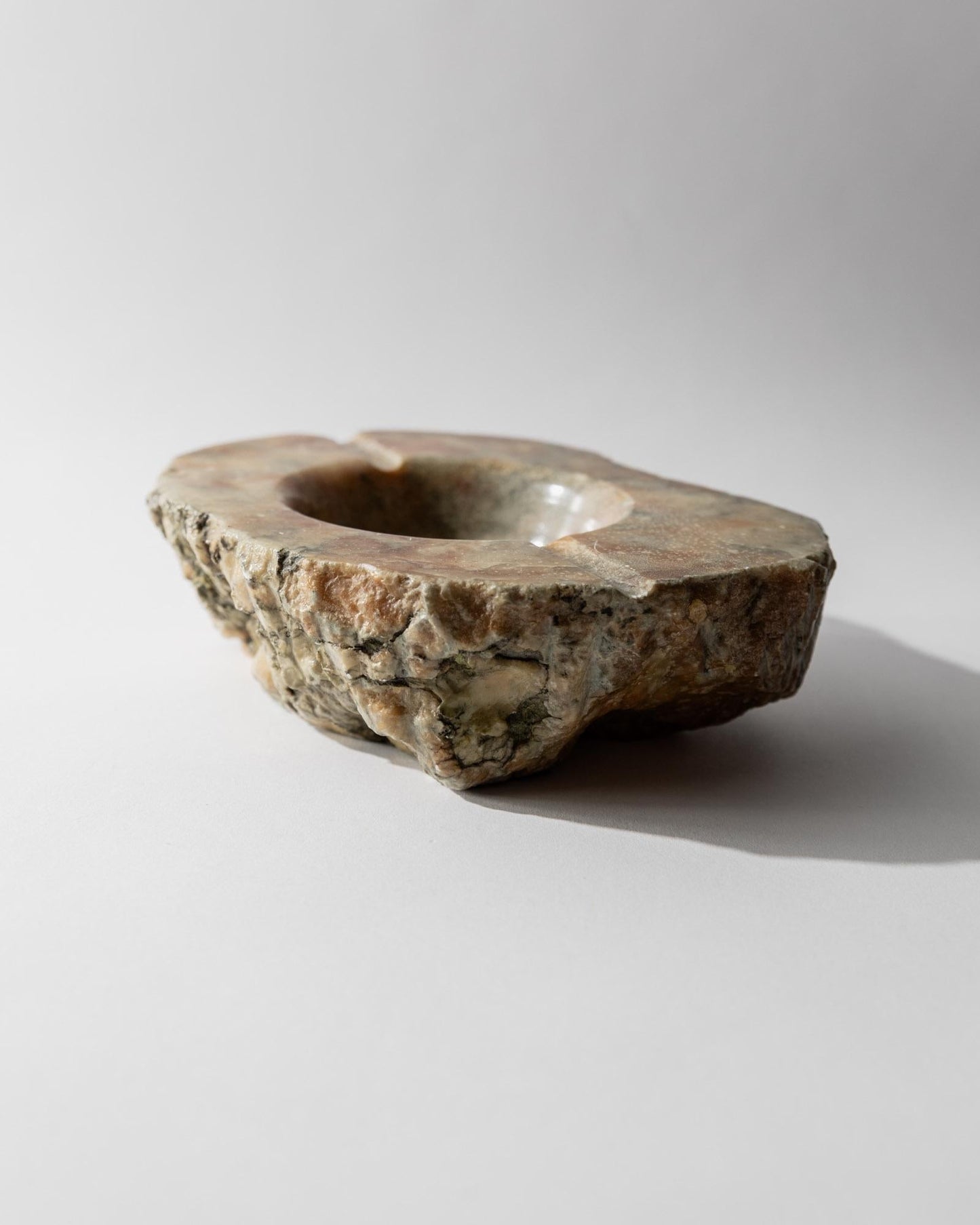 Vintage Aschenbecher aus Alabaster, handgeschnitzt, Italien, Grün Pfirsich, Patina