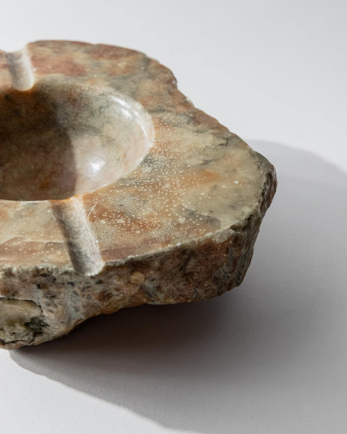 Vintage Aschenbecher aus Alabaster, handgeschnitzt, Italien, Grün Pfirsich, Patina