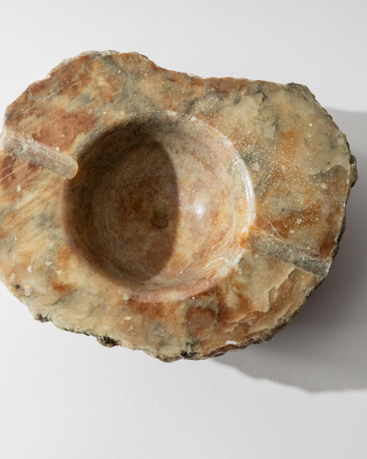 Vintage Aschenbecher aus Alabaster, handgeschnitzt, Italien, Grün Pfirsich, Patina