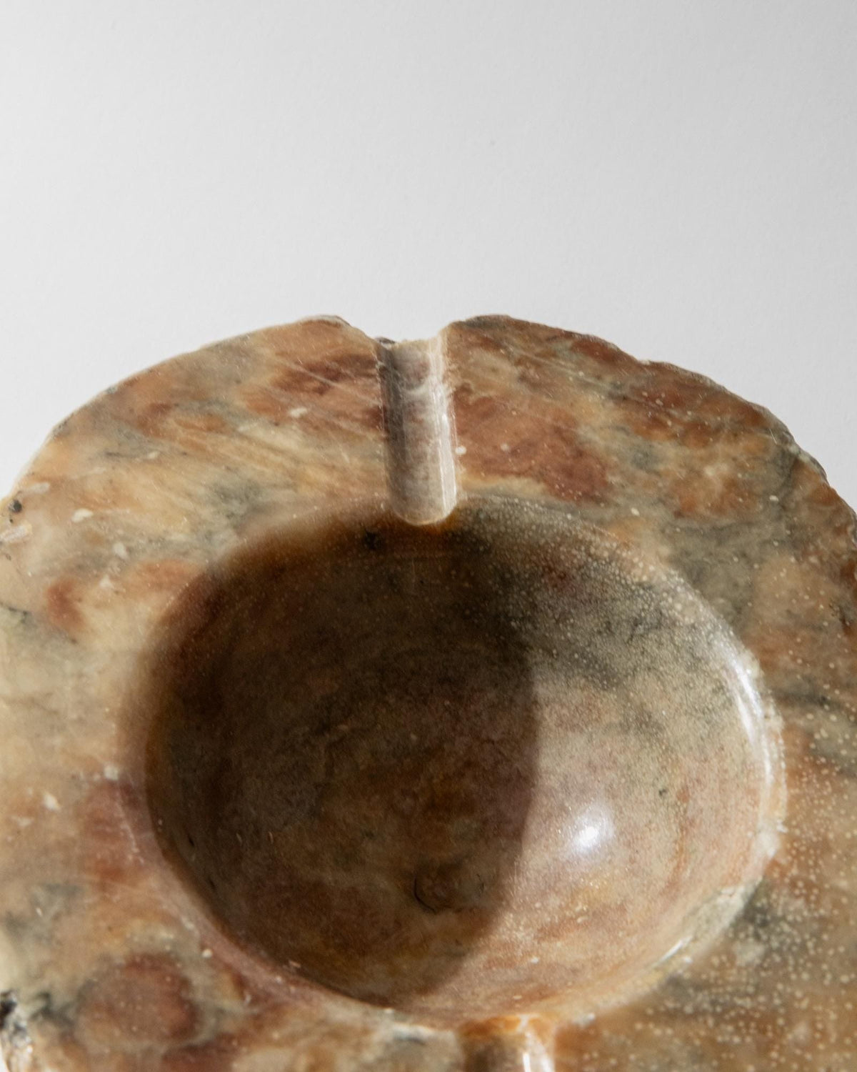 Vintage Aschenbecher aus Alabaster, handgeschnitzt, Italien, Grün Pfirsich, Patina
