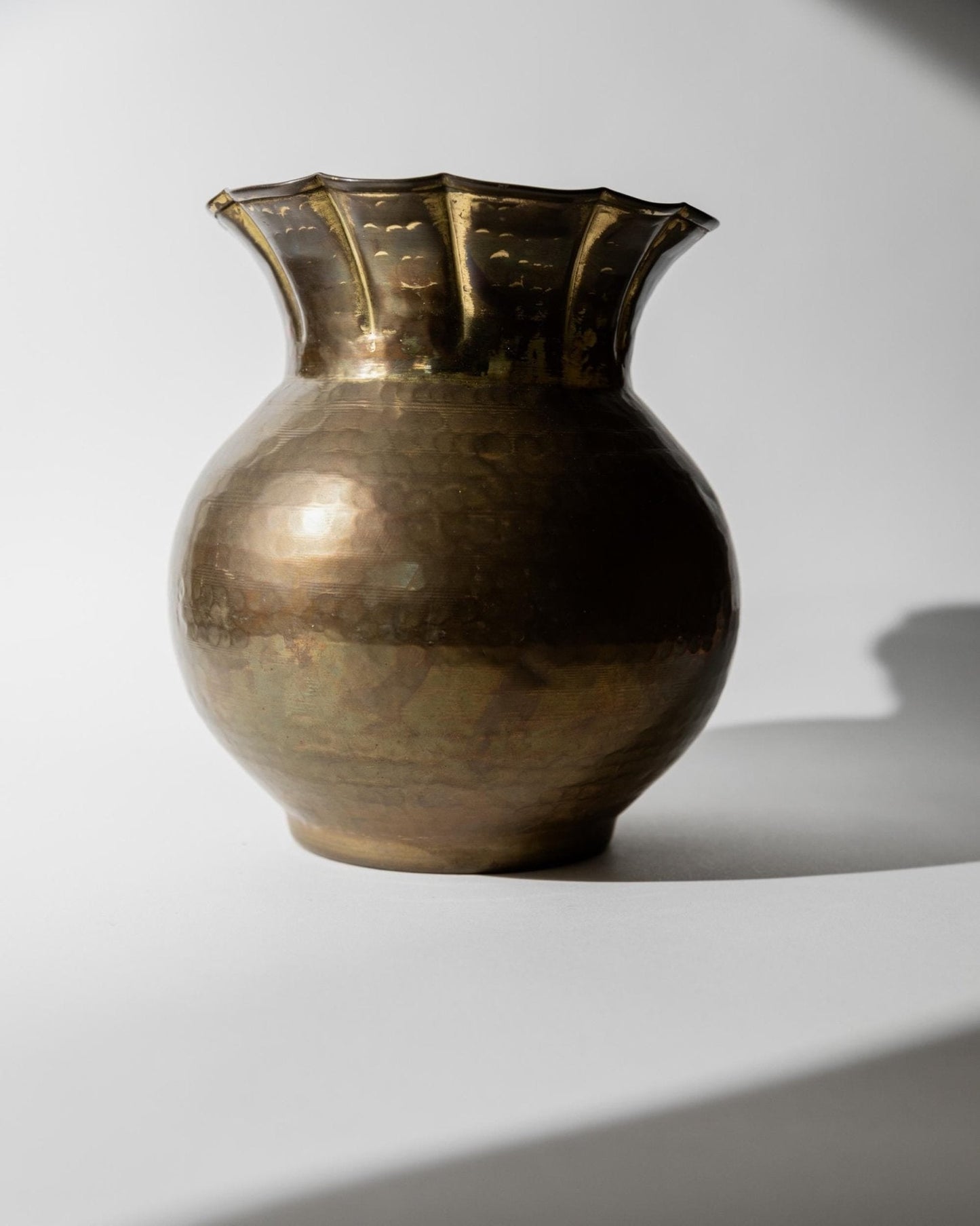 Vintage Messing Vase mit gewelltem Rand, Kugelform