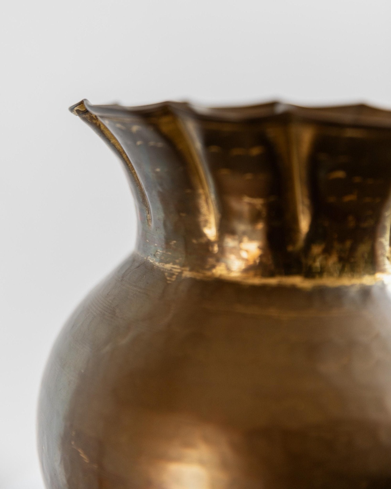 Vintage Messing Vase mit gewelltem Rand, Kugelform