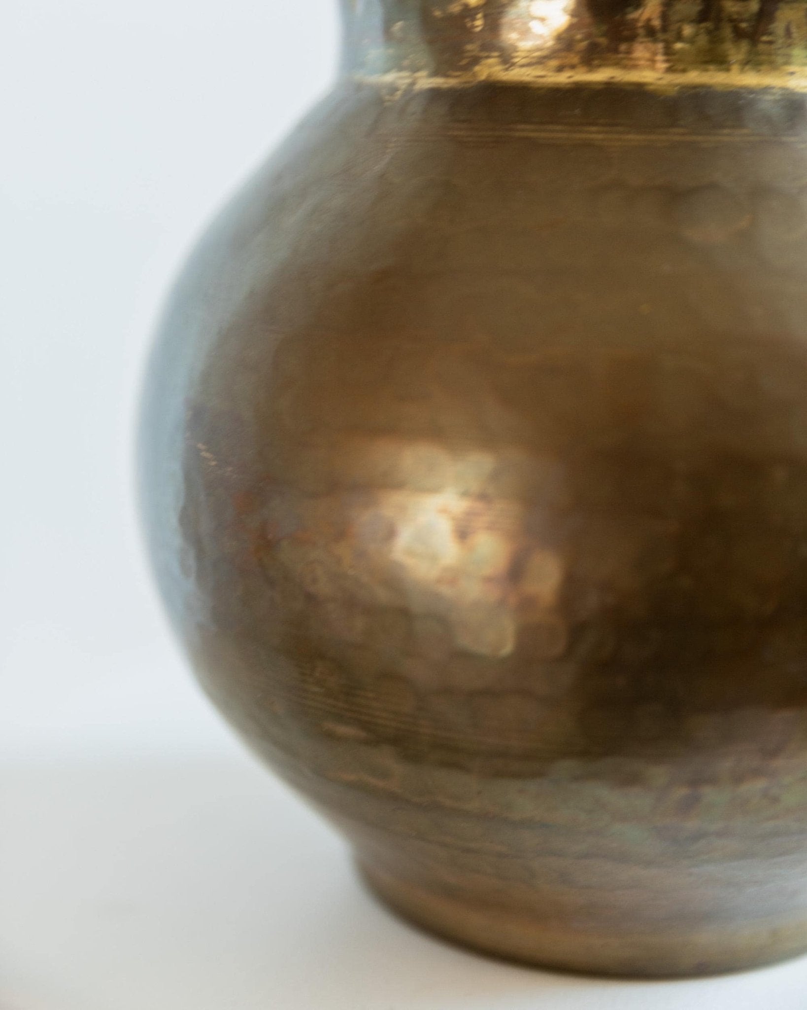 Vintage Messing Vase mit gewelltem Rand, Kugelform