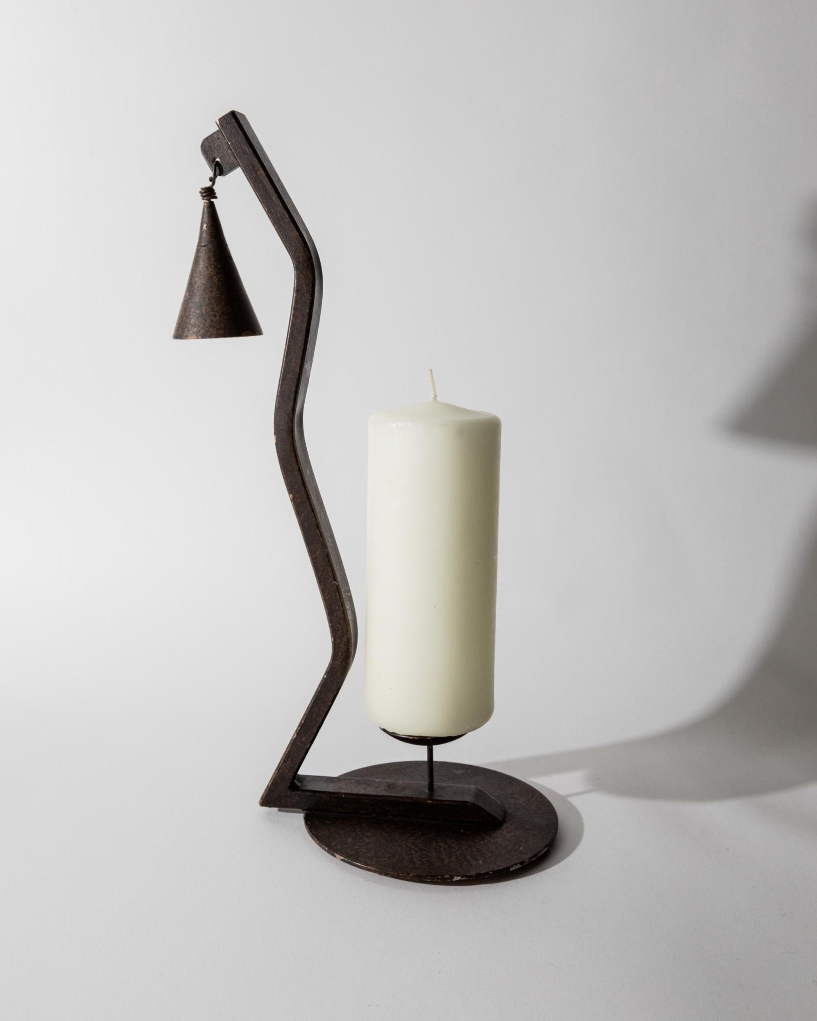 Vintage Kerzenhalter aus Eisen mit Zickzack-Design und abnehmbarem Kerzenlöscher, 1960er