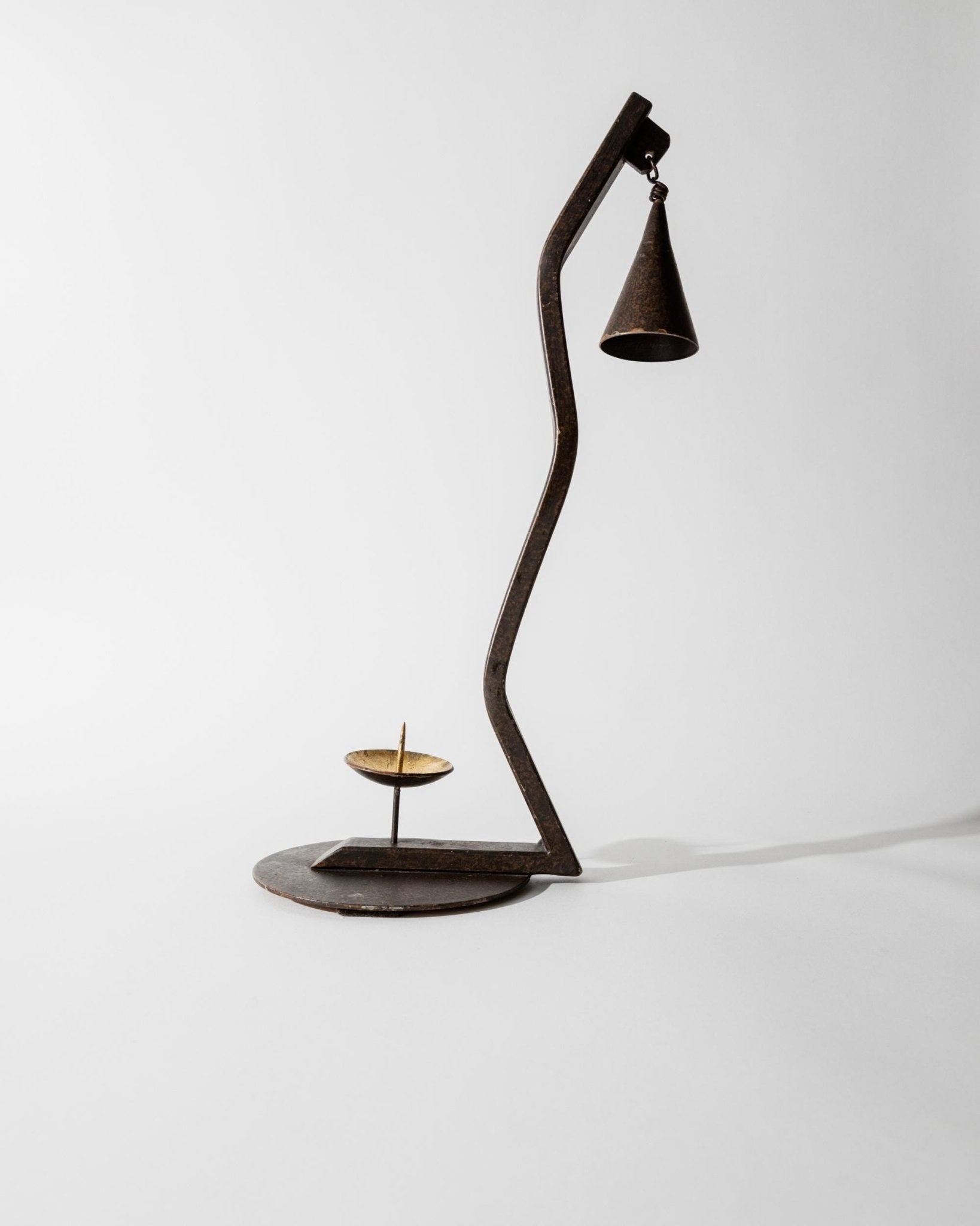 Vintage Kerzenhalter aus Eisen mit Zickzack-Design und abnehmbarem Kerzenlöscher, 1960er