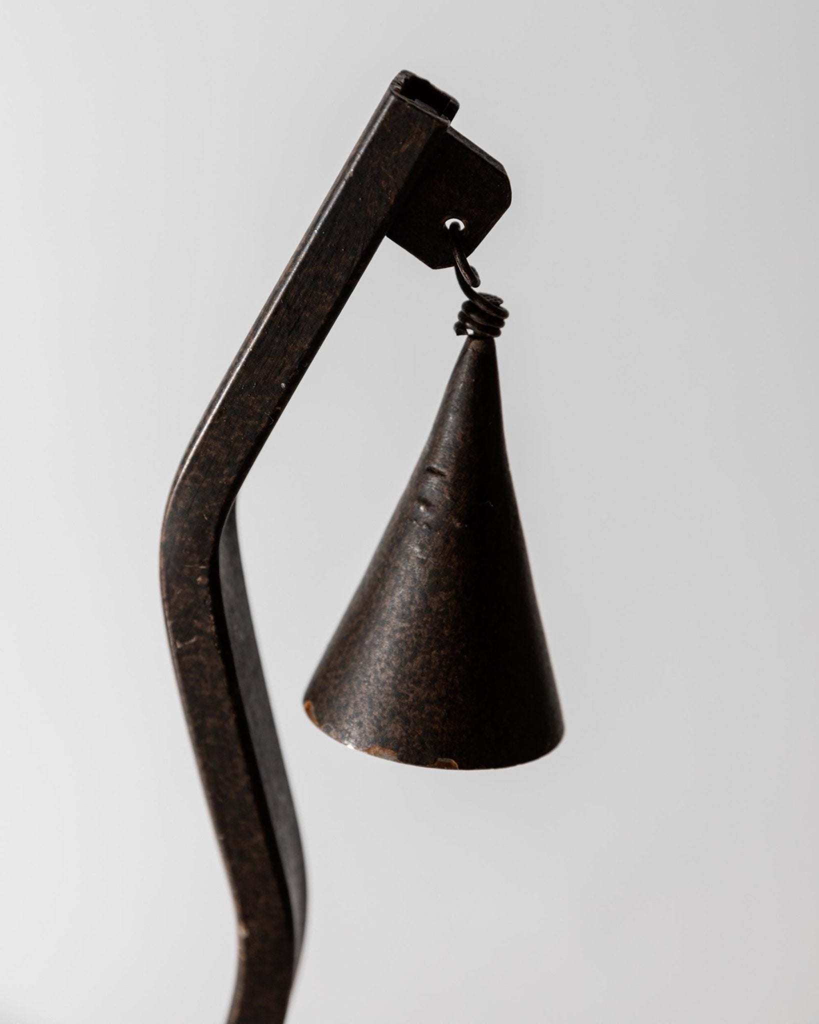 Vintage Kerzenhalter aus Eisen mit Zickzack-Design und abnehmbarem Kerzenlöscher, 1960er