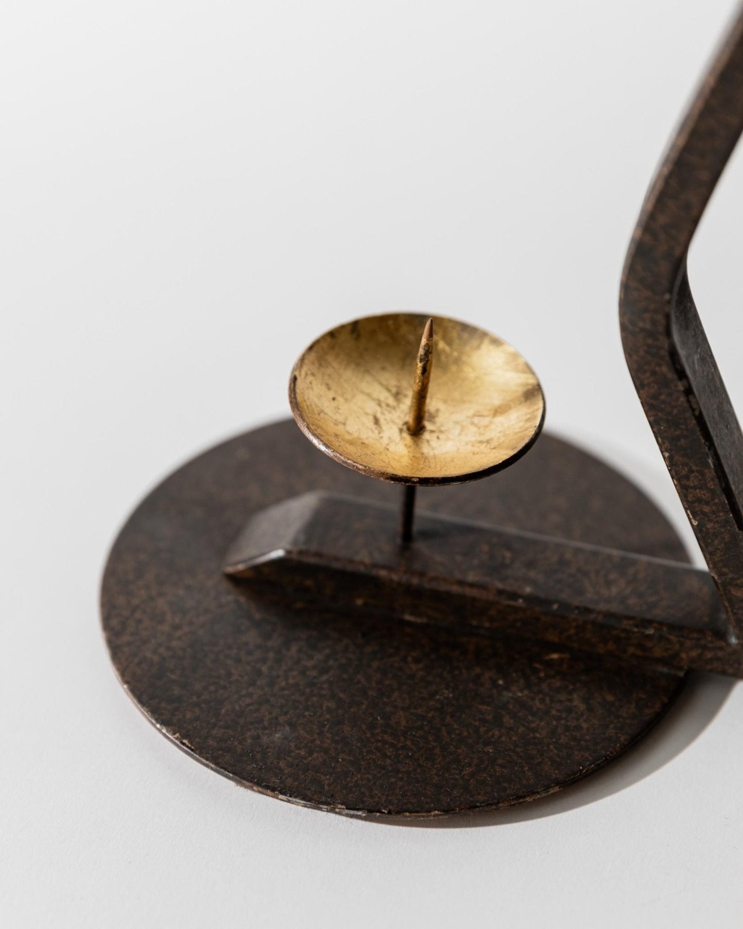 Vintage Kerzenhalter aus Eisen mit Zickzack-Design und abnehmbarem Kerzenlöscher, 1960er