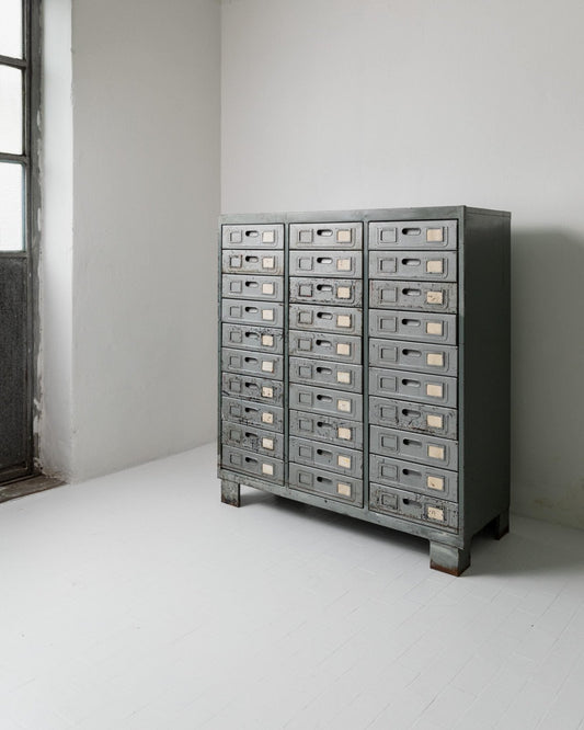 Vintage Metall Schubladenschrank mit 30 Schubladen Industrial Patina Farbspritzer Rost
