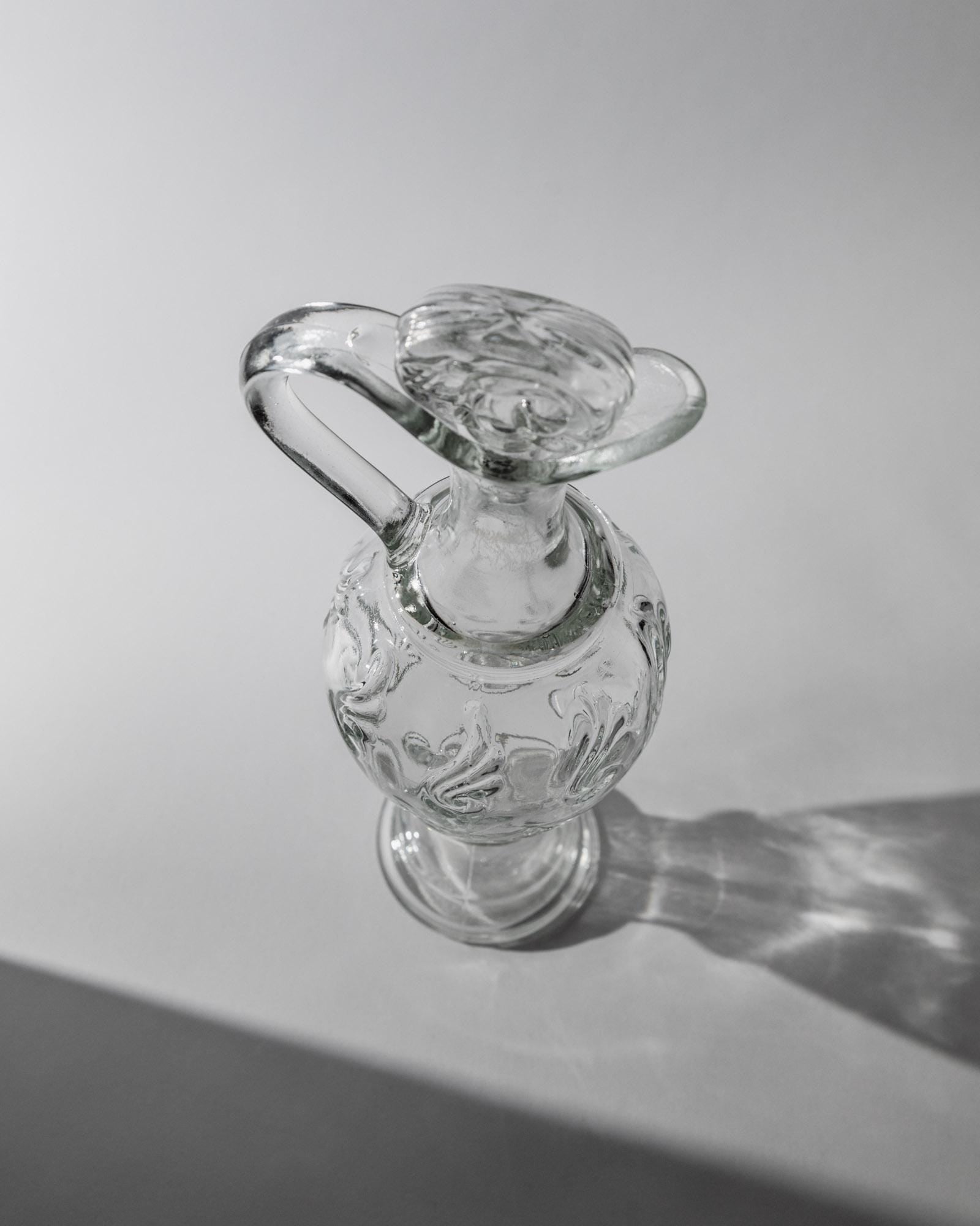 Vintage Dekanter Pressglas mit Stöpsel und Henkel klar skulptural strukturiert Italien 1960er