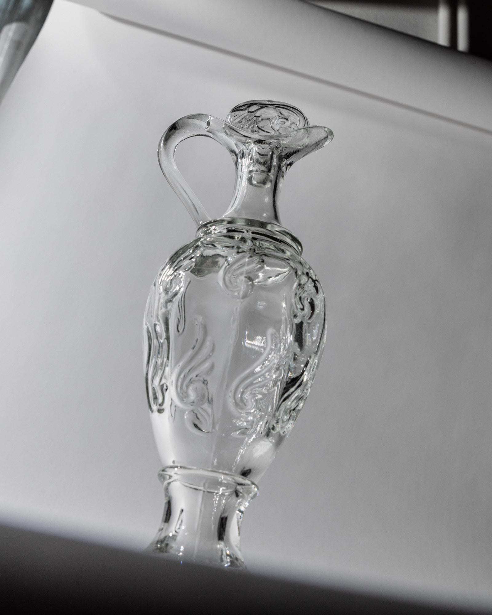 Vintage Dekanter Pressglas mit Stöpsel und Henkel klar skulptural strukturiert Italien 1960er