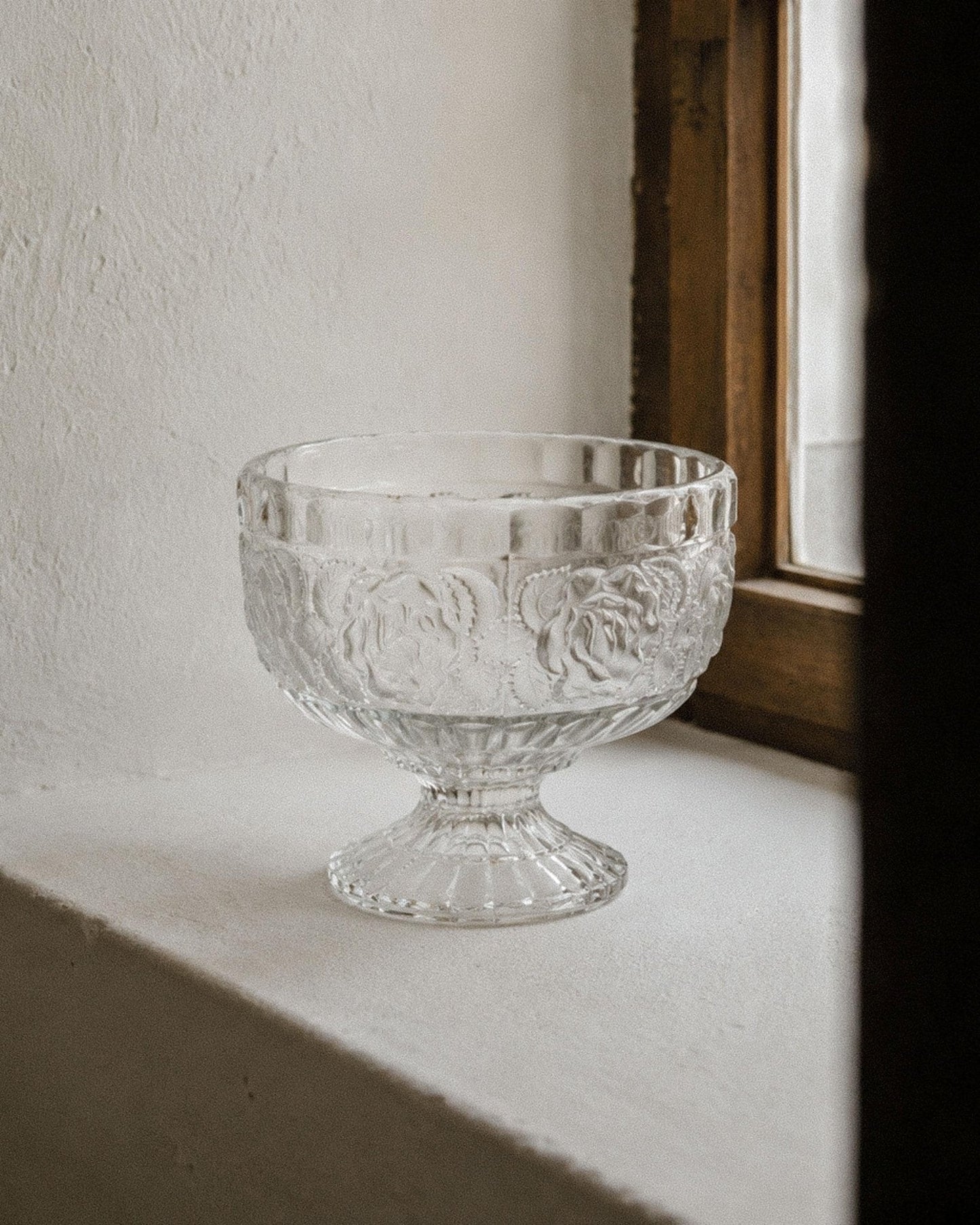 Vintage Glasschale auf Fuß, floral texturiert, 1960er Jahre