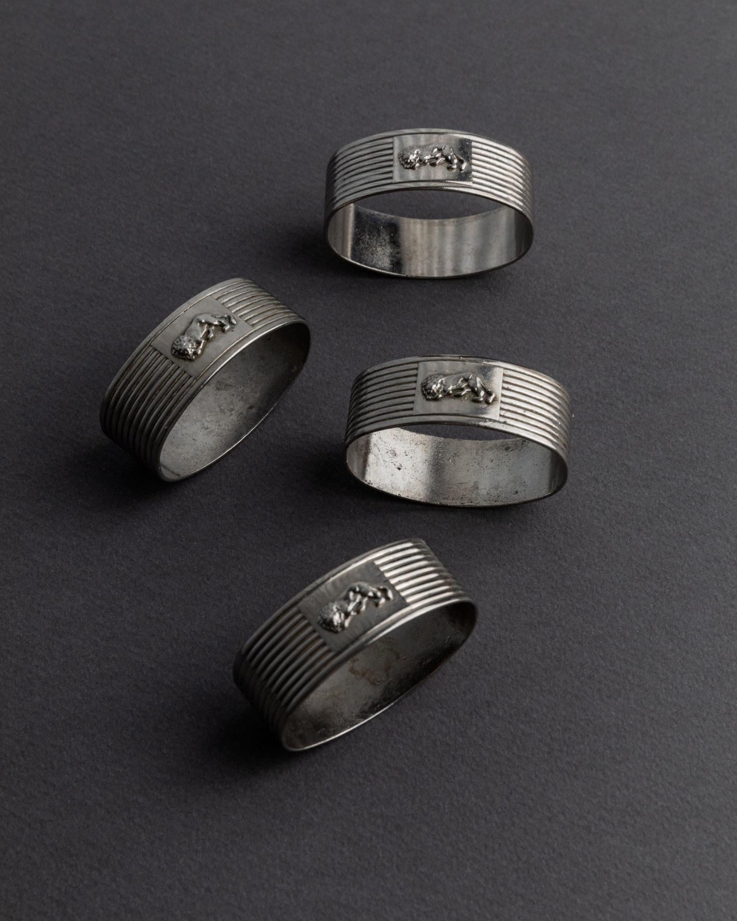 Vintage Serviettenring Set von 4 mit Löwenmotiv, geripptes Design, silberplattiert