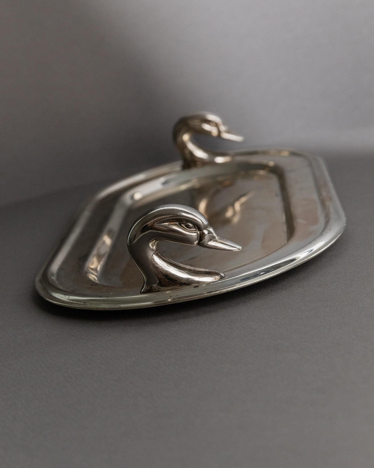 Vintage Tablett Oval mit Schwanenkopf-Griffen aus Frankreich, elegantes Geschenk