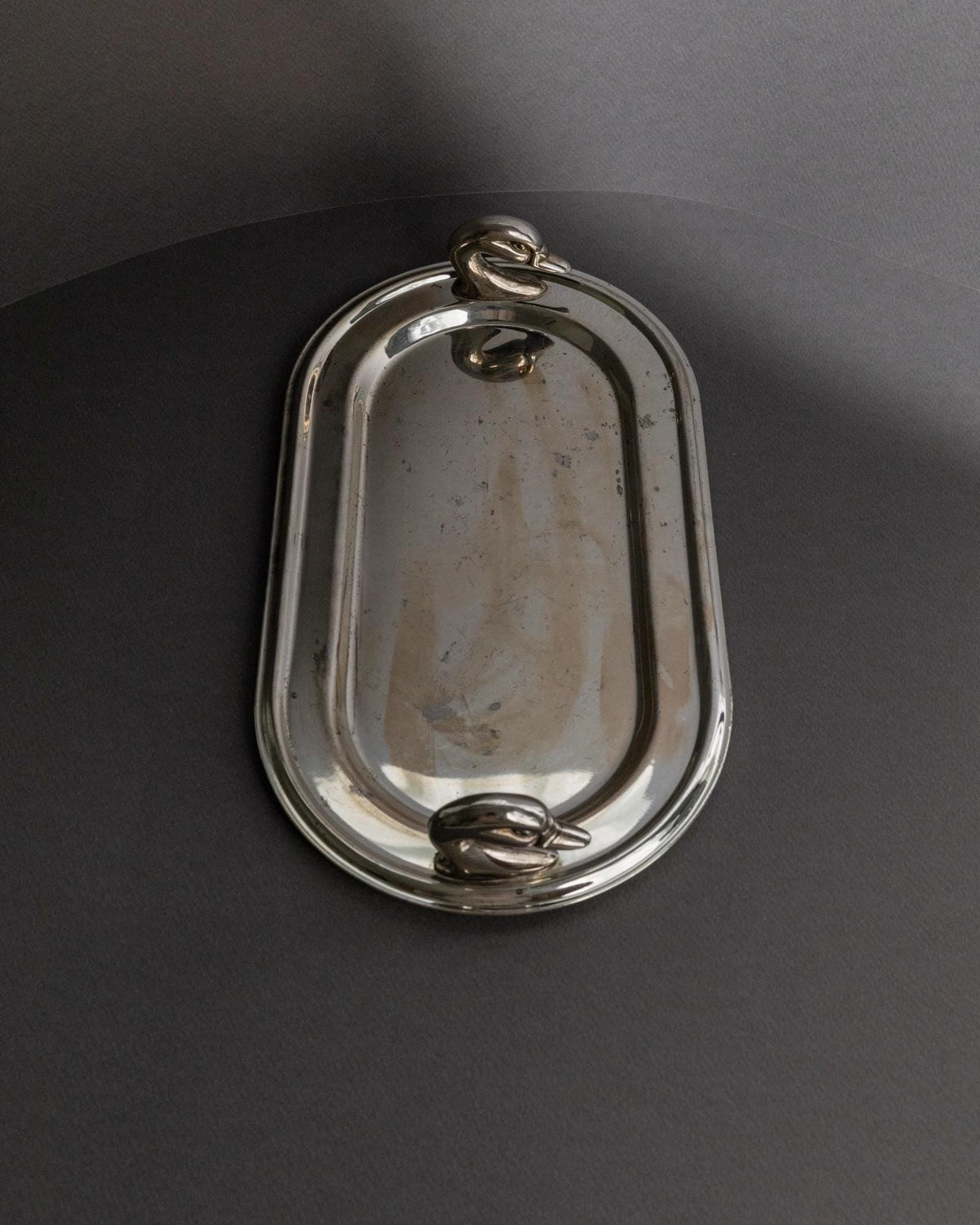 Vintage Tablett Oval mit Schwanenkopf-Griffen aus Frankreich, elegantes Geschenk