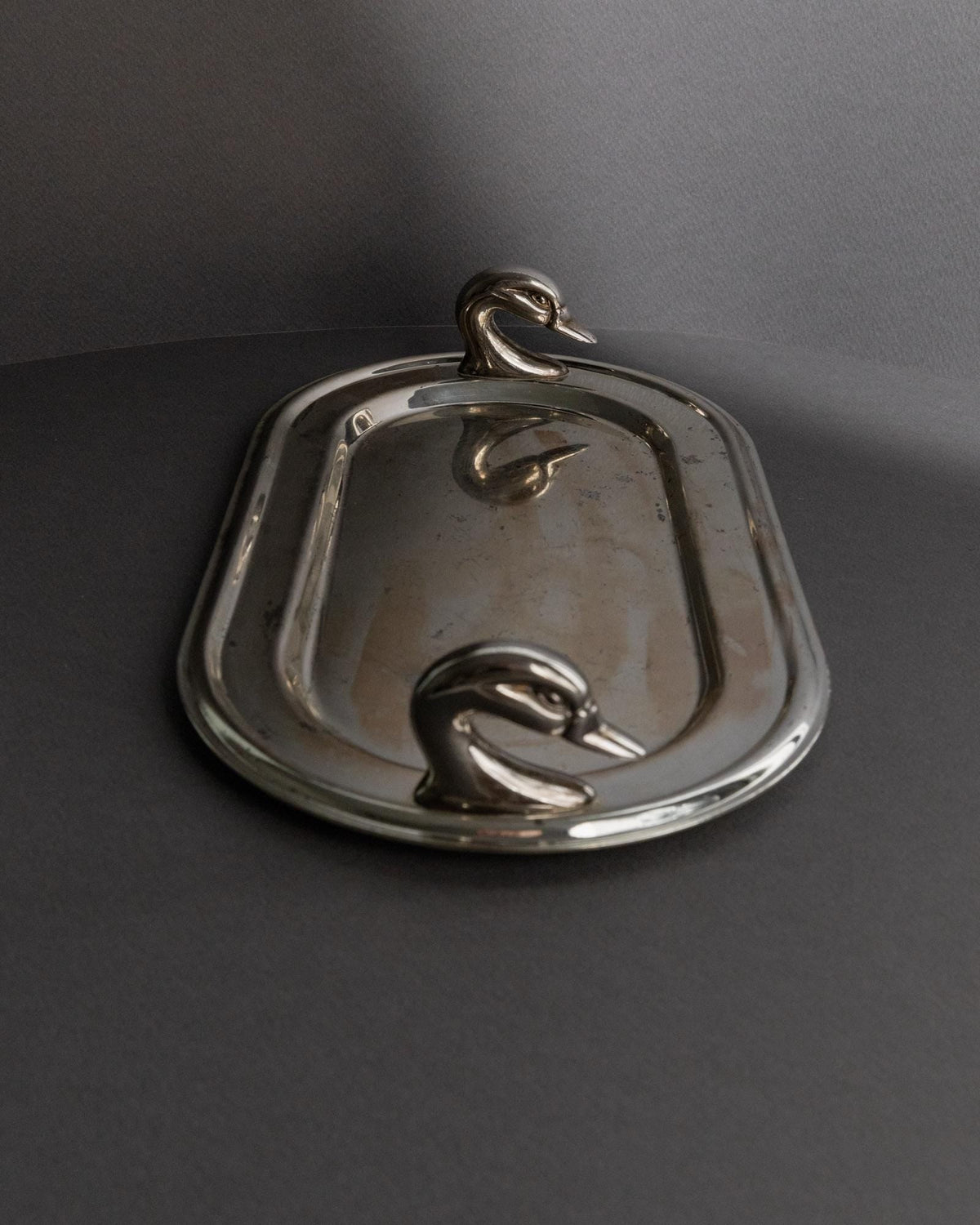Vintage Tablett Oval mit Schwanenkopf-Griffen aus Frankreich, elegantes Geschenk