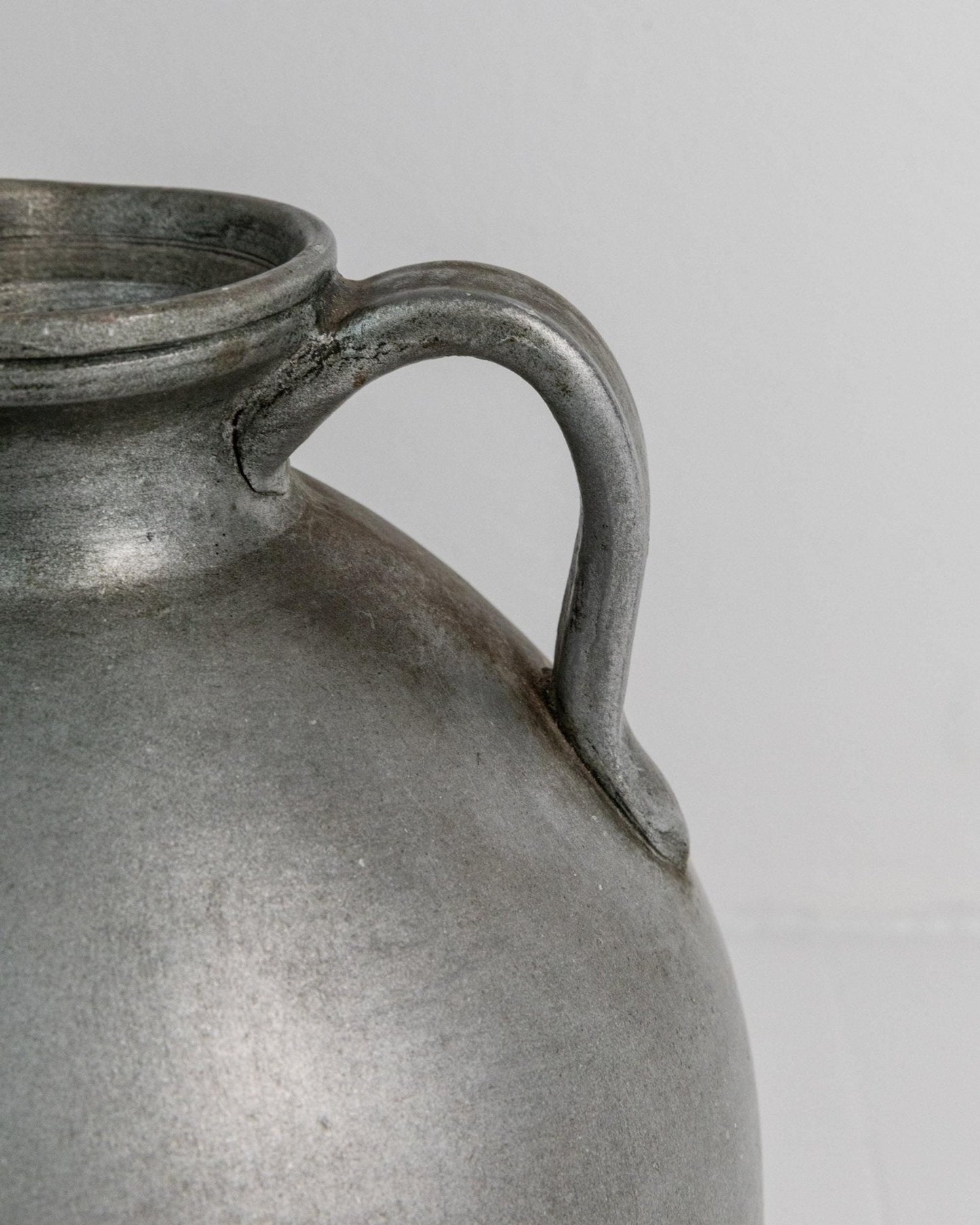 Vintage Studio Keramikvase mit Henkel, große runde Form mit Silberglasur, 1960er