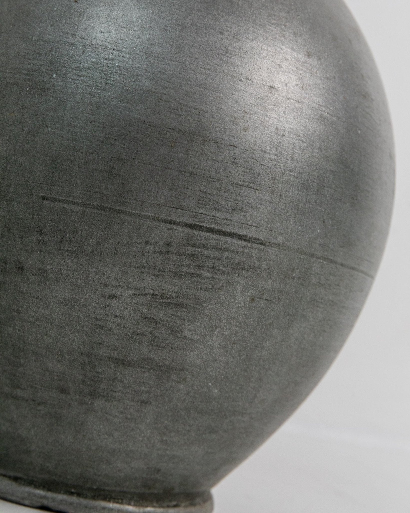 Vintage Studio Keramikvase mit Henkel, große runde Form mit Silberglasur, 1960er
