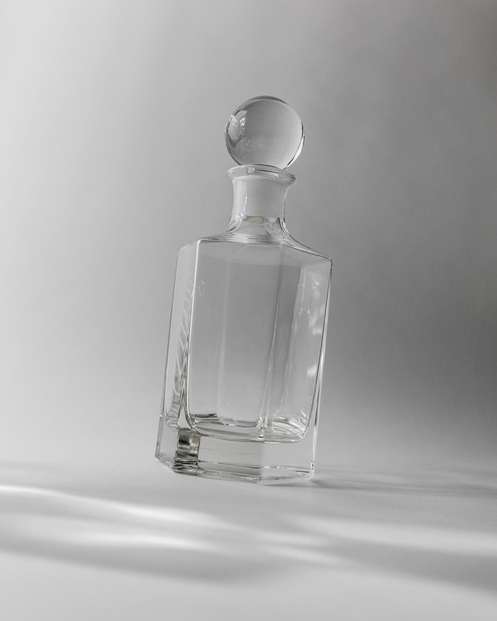 Vintage Karaffe Set von 2 mit Kugelstopfen, Servieraccessoire Glas Klar