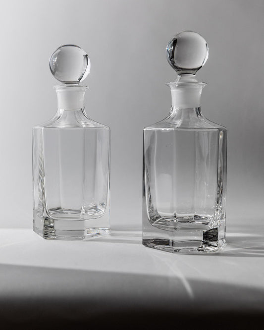 Vintage Karaffe Set von 2 mit Kugelstopfen, Servieraccessoire Glas Klar