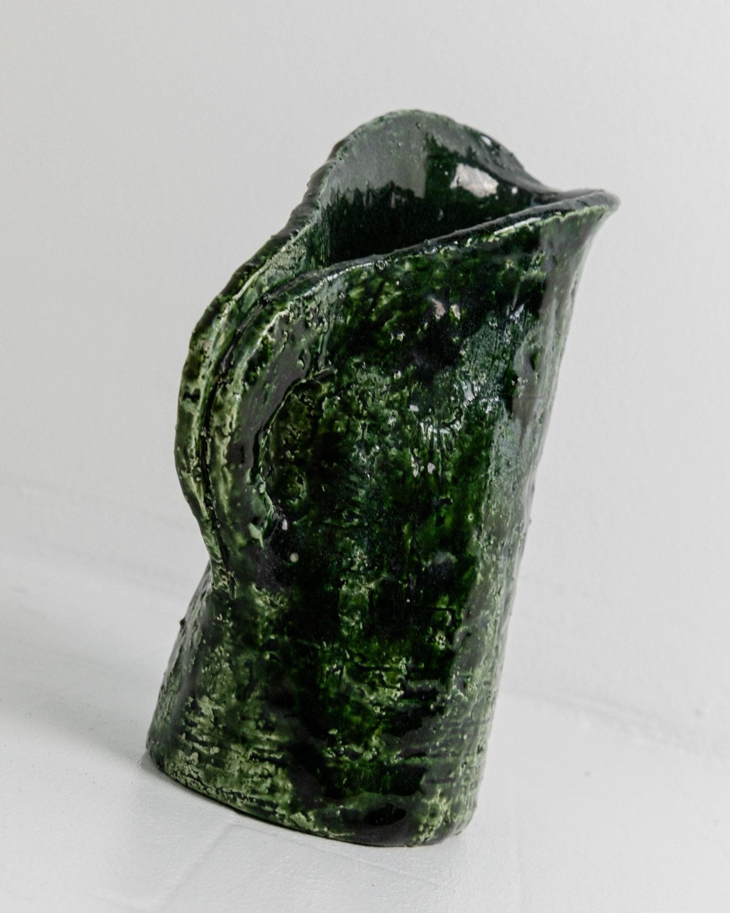 Vintage Studio Pottery Vase mit grüner Glasur und strukturierter Oberfläche, 1970er
