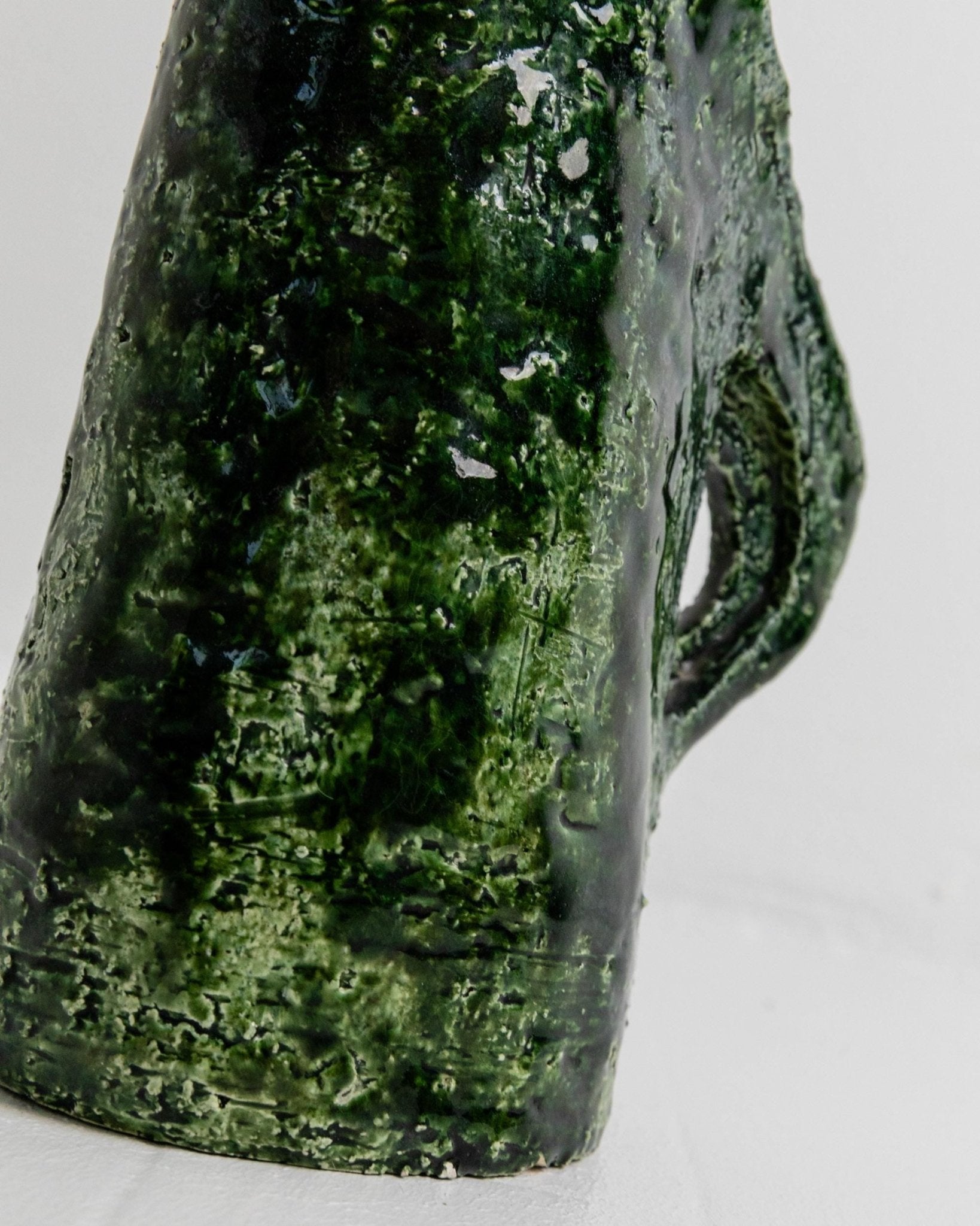 Vintage Studio Pottery Vase mit grüner Glasur und strukturierter Oberfläche, 1970er