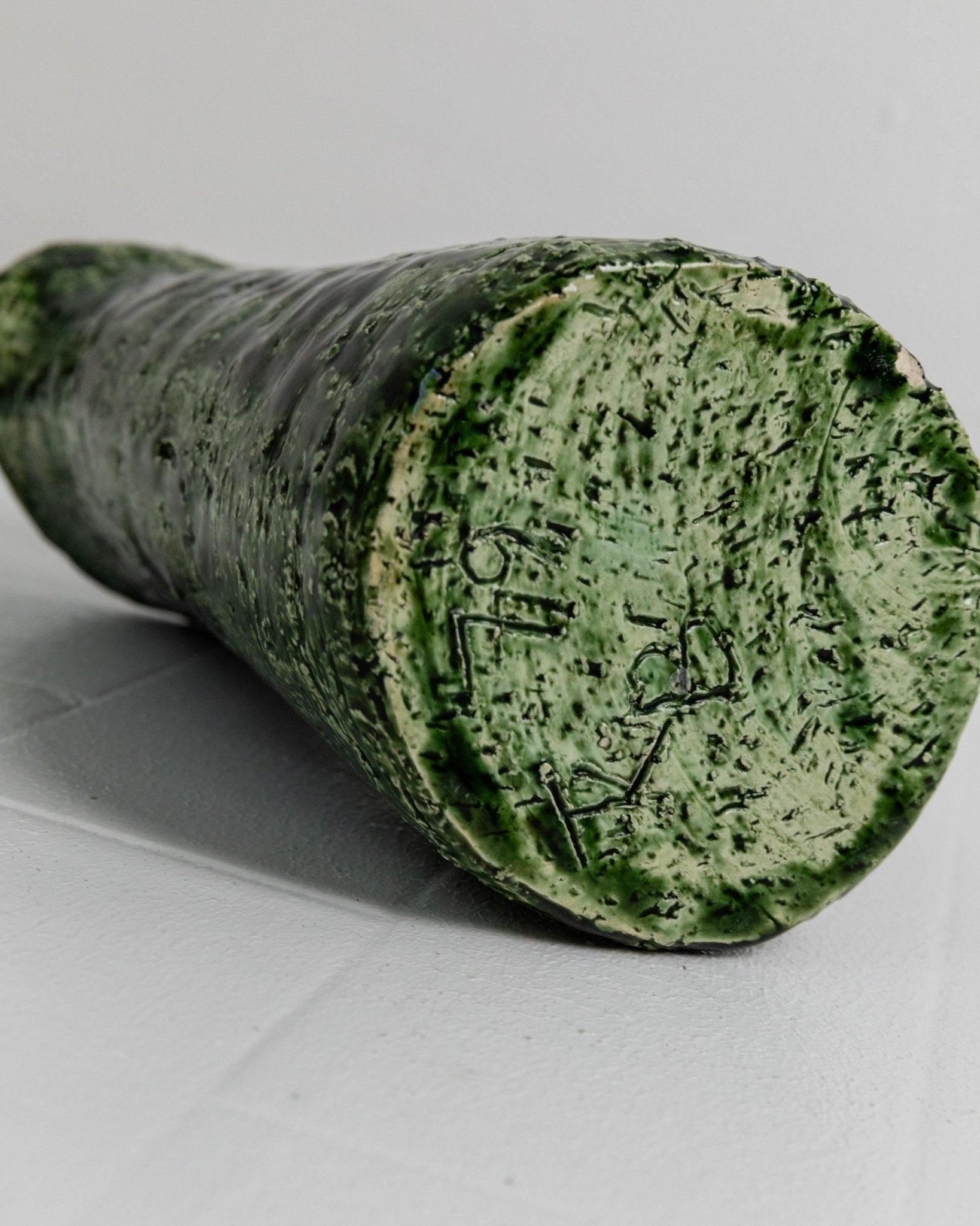 Vintage Studio Pottery Vase mit grüner Glasur und strukturierter Oberfläche, 1970er