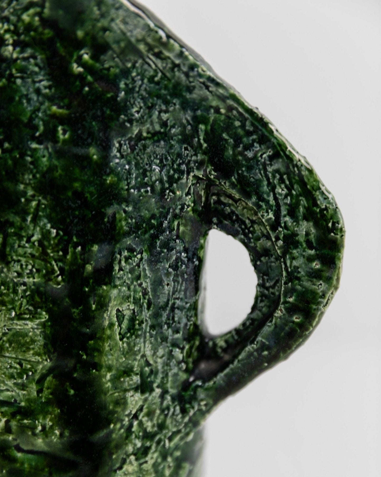 Vintage Studio Pottery Vase mit grüner Glasur und strukturierter Oberfläche, 1970er