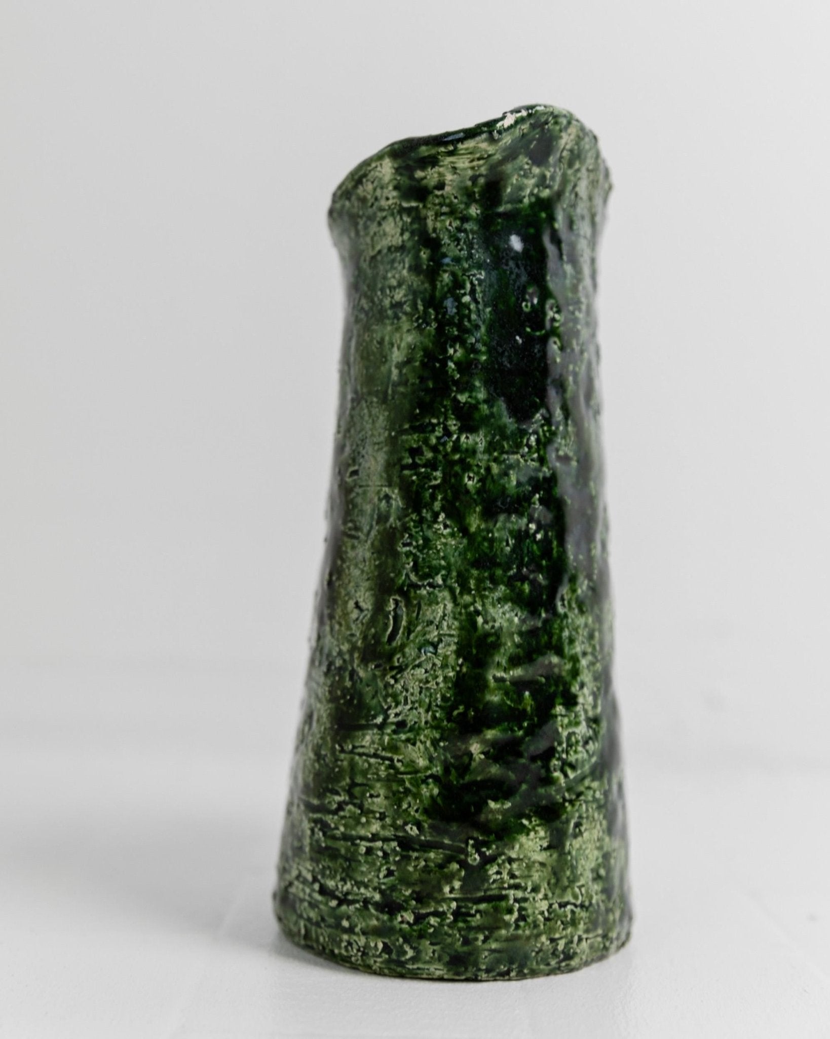 Vintage Studio Pottery Vase mit grüner Glasur und strukturierter Oberfläche, 1970er
