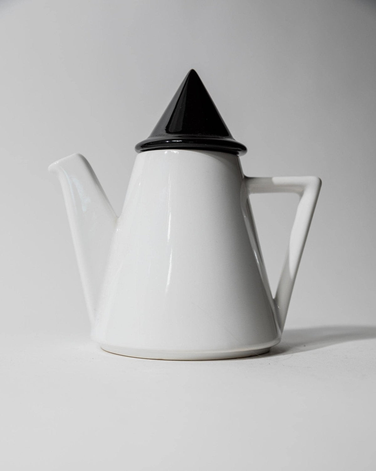 Vintage Keramikkanne Memphis Design Schwarz-Weiß Dreieck