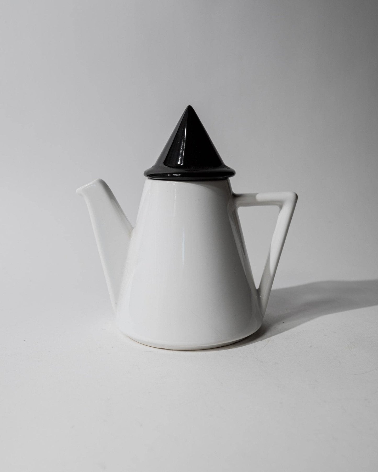 Vintage Keramikkanne Memphis Design Schwarz-Weiß Dreieck