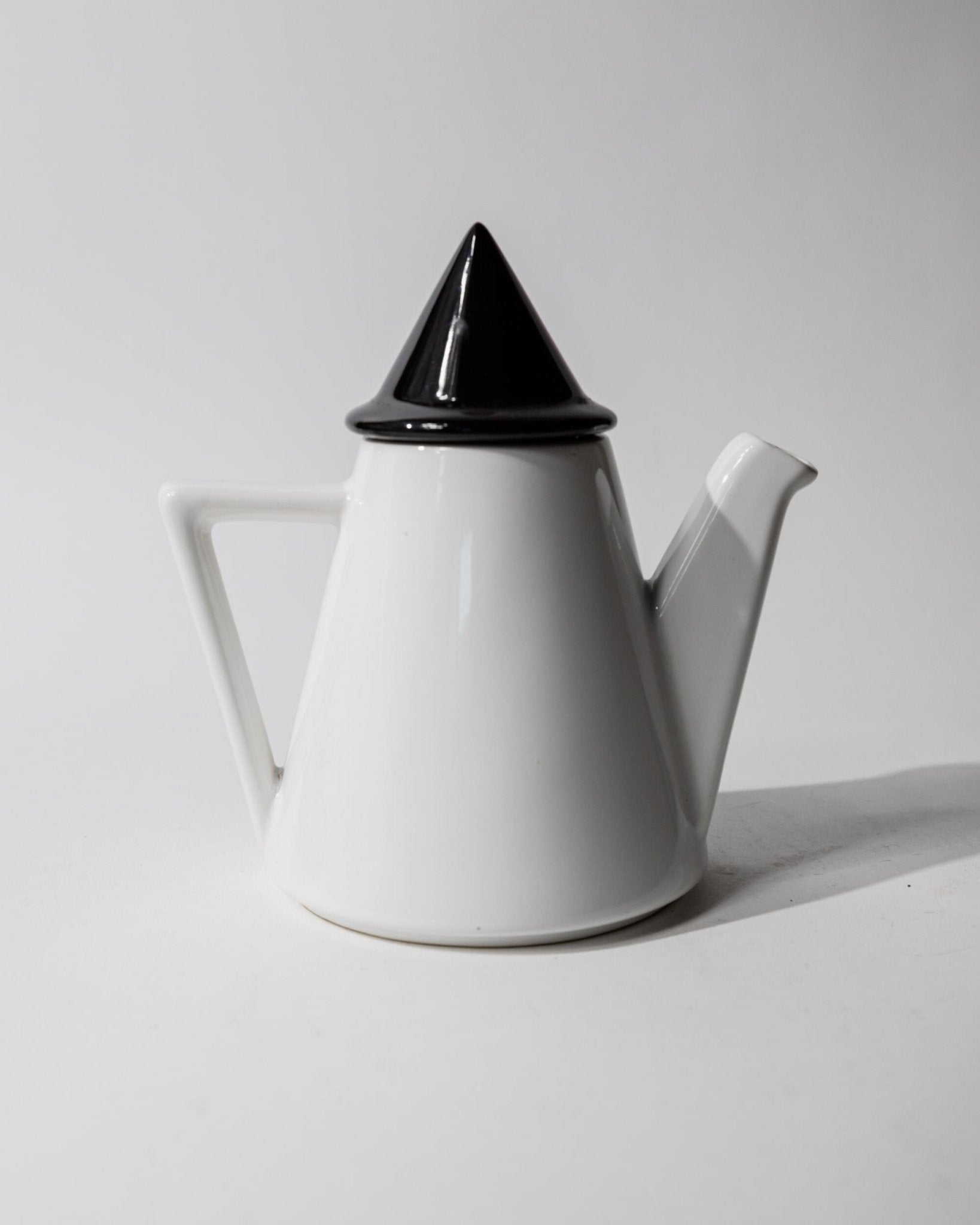 Vintage Keramikkanne Memphis Design Schwarz-Weiß Dreieck