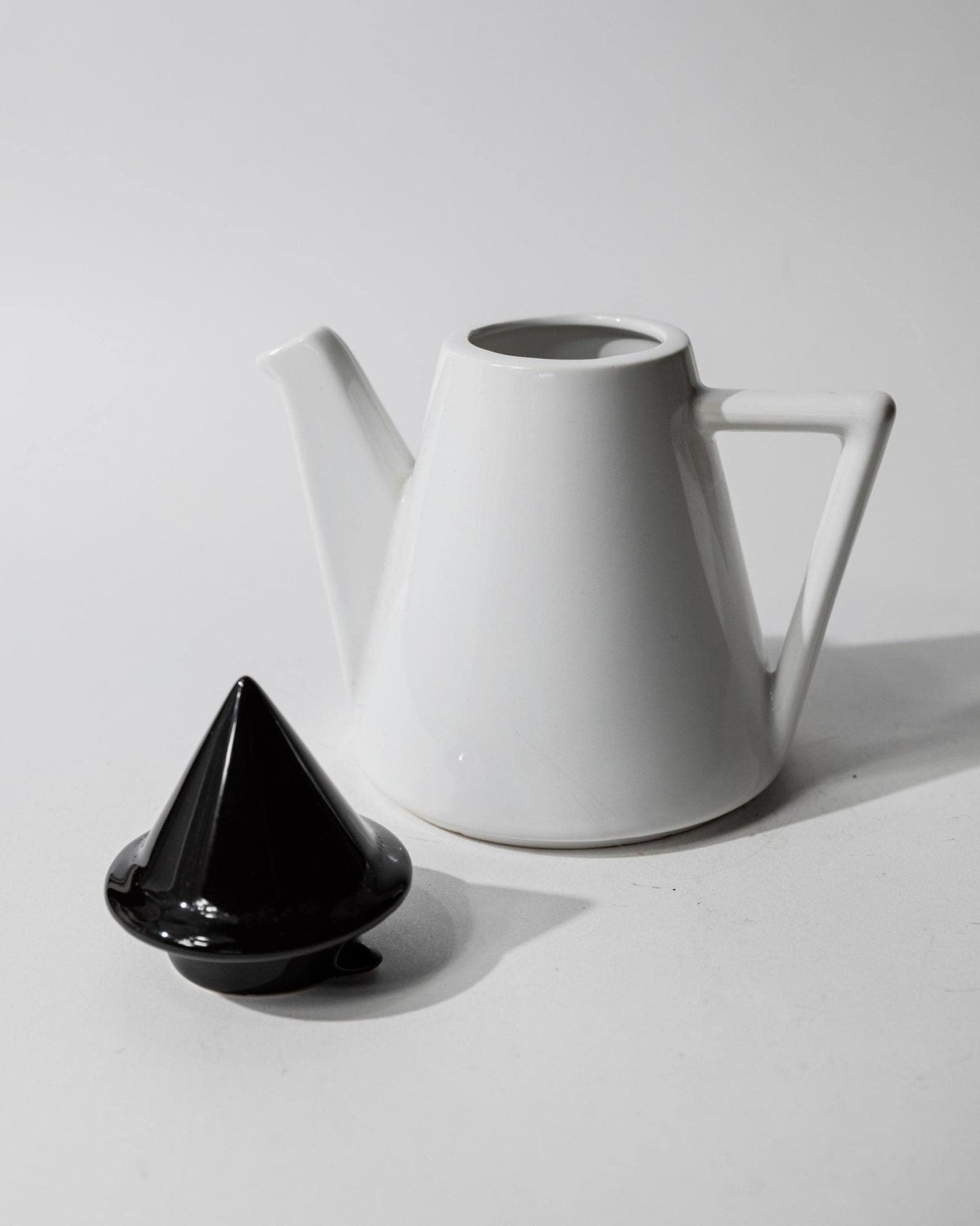 Vintage Keramikkanne Memphis Design Schwarz-Weiß Dreieck