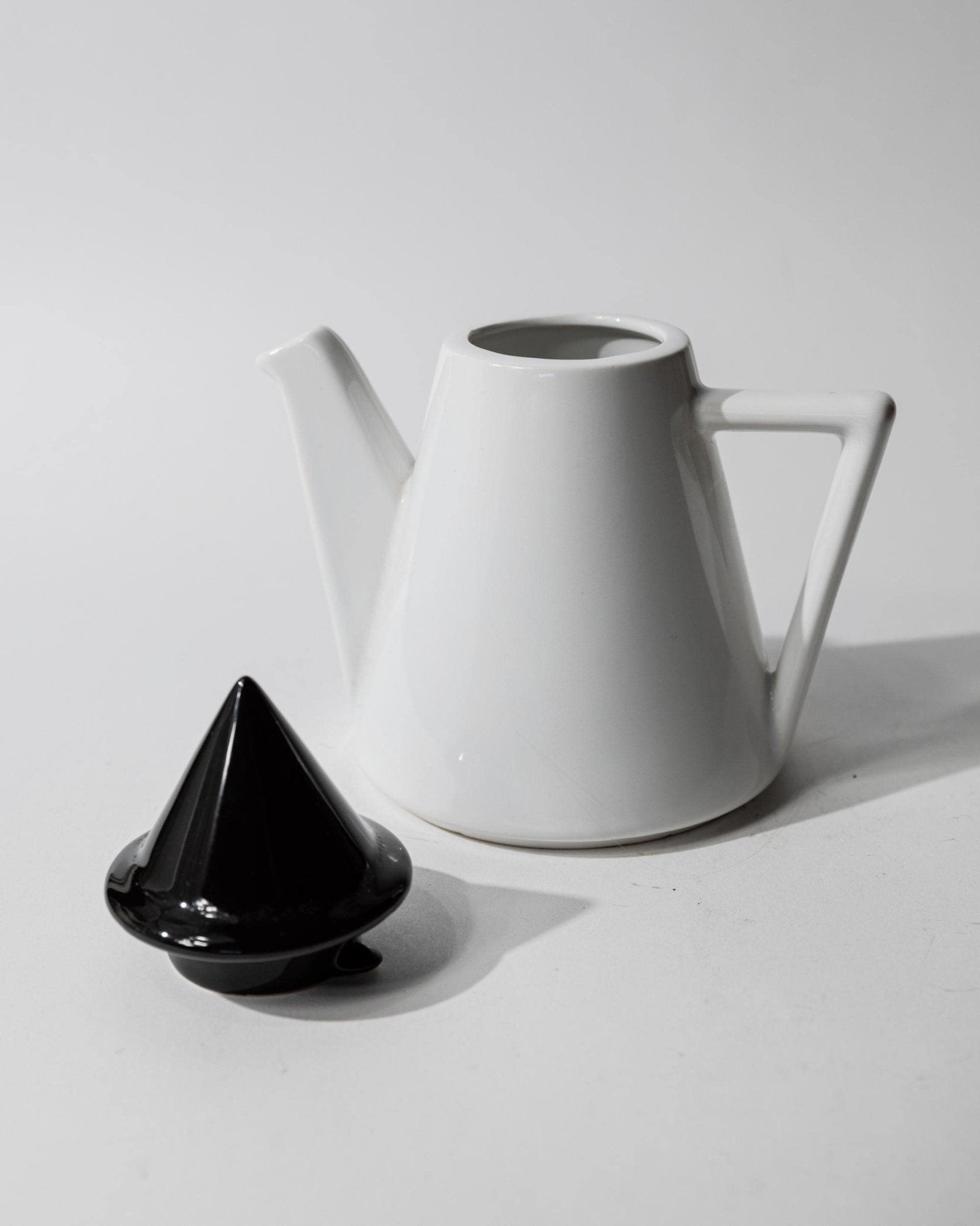 Vintage Keramikkanne Memphis Design Schwarz-Weiß Dreieck