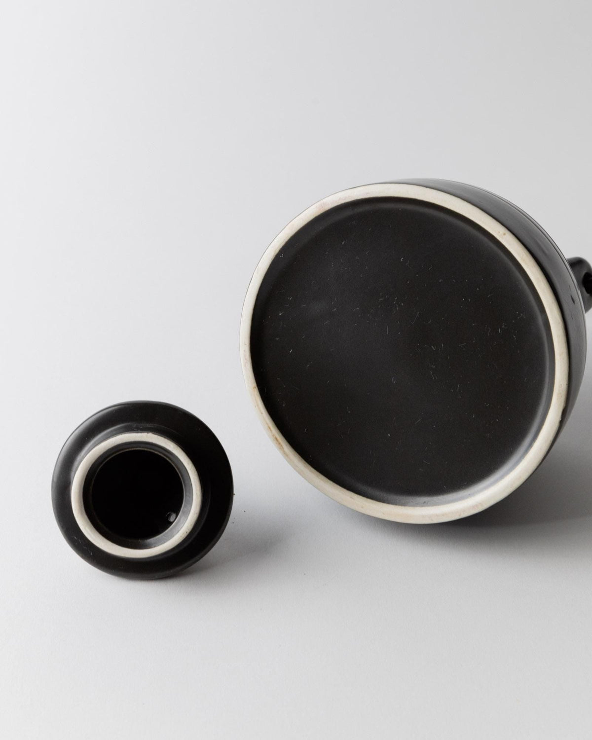 Vintage Teekanne Keramik mit Metallgriff schwarz weißes Liniendekor