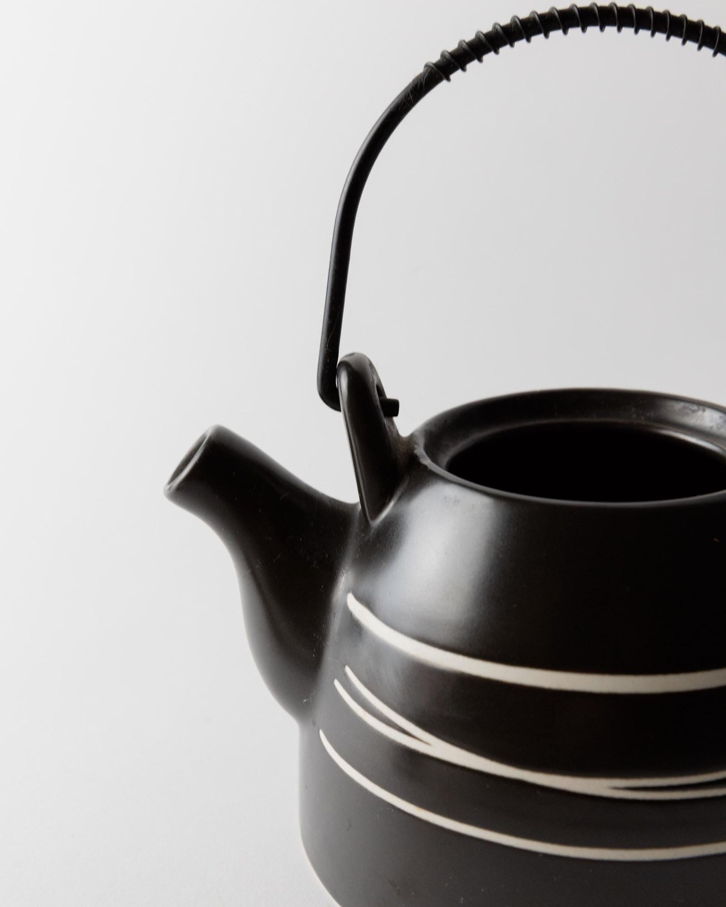 Vintage Teekanne Keramik mit Metallgriff schwarz weißes Liniendekor