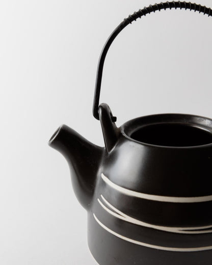 Vintage Teekanne Keramik mit Metallgriff schwarz weißes Liniendekor