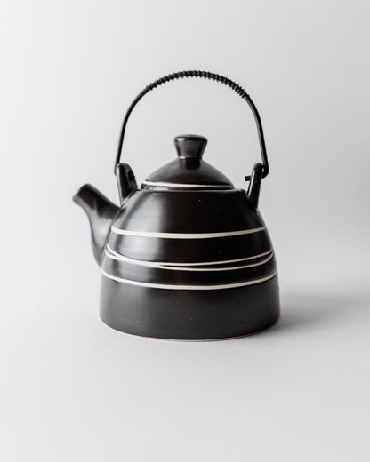 Vintage Teekanne Keramik mit Metallgriff schwarz weißes Liniendekor