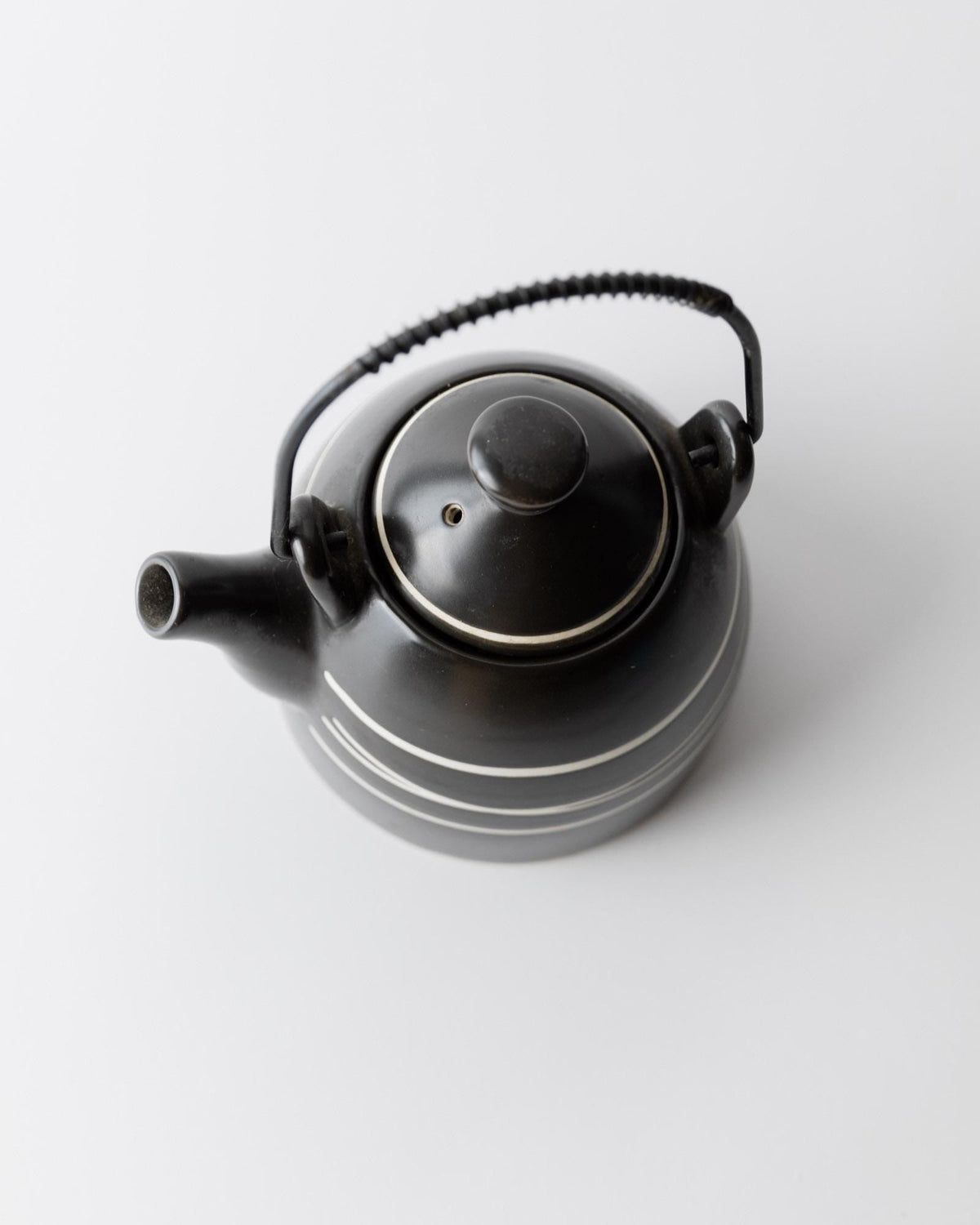 Vintage Teekanne Keramik mit Metallgriff schwarz weißes Liniendekor