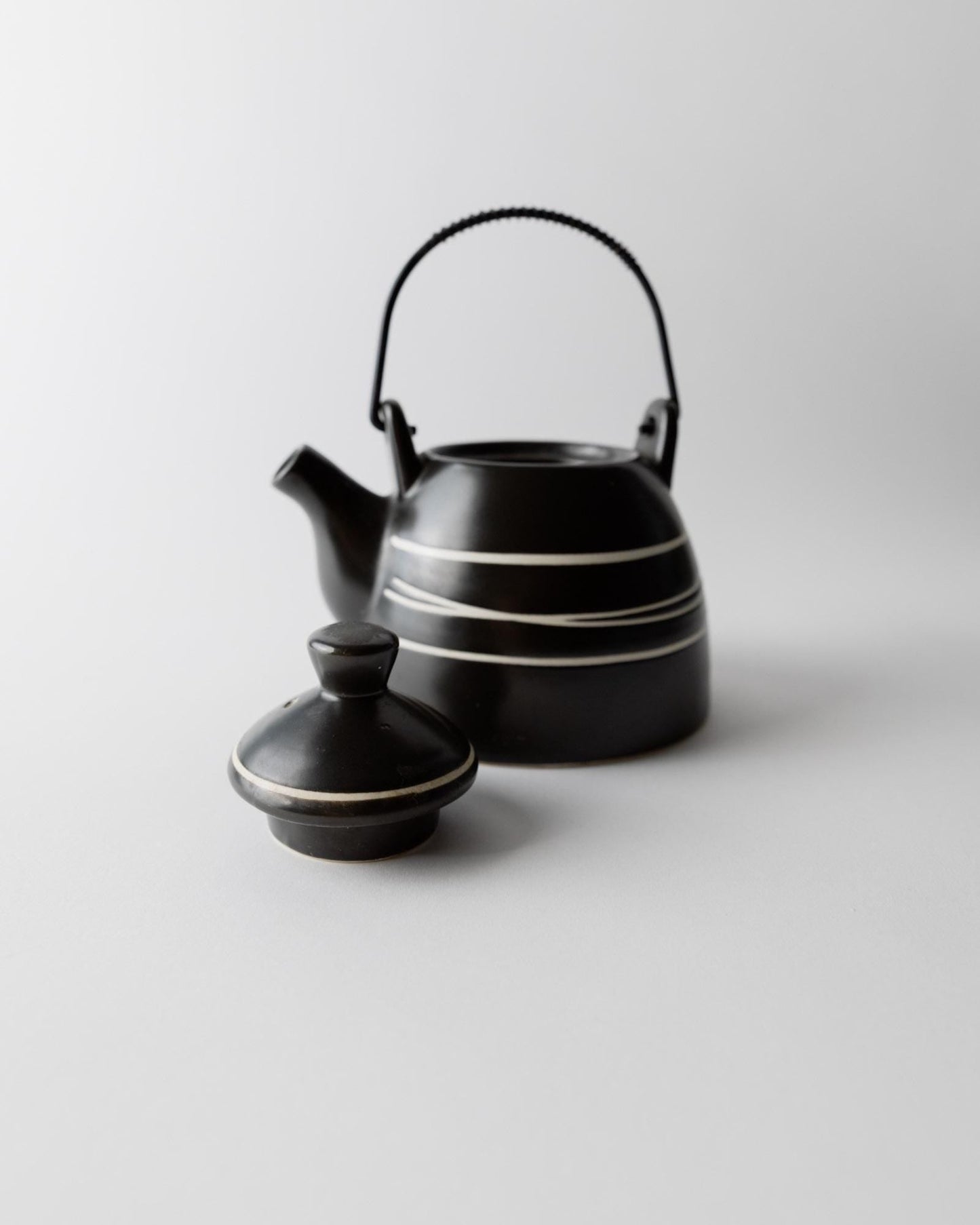 Vintage Teekanne Keramik mit Metallgriff schwarz weißes Liniendekor